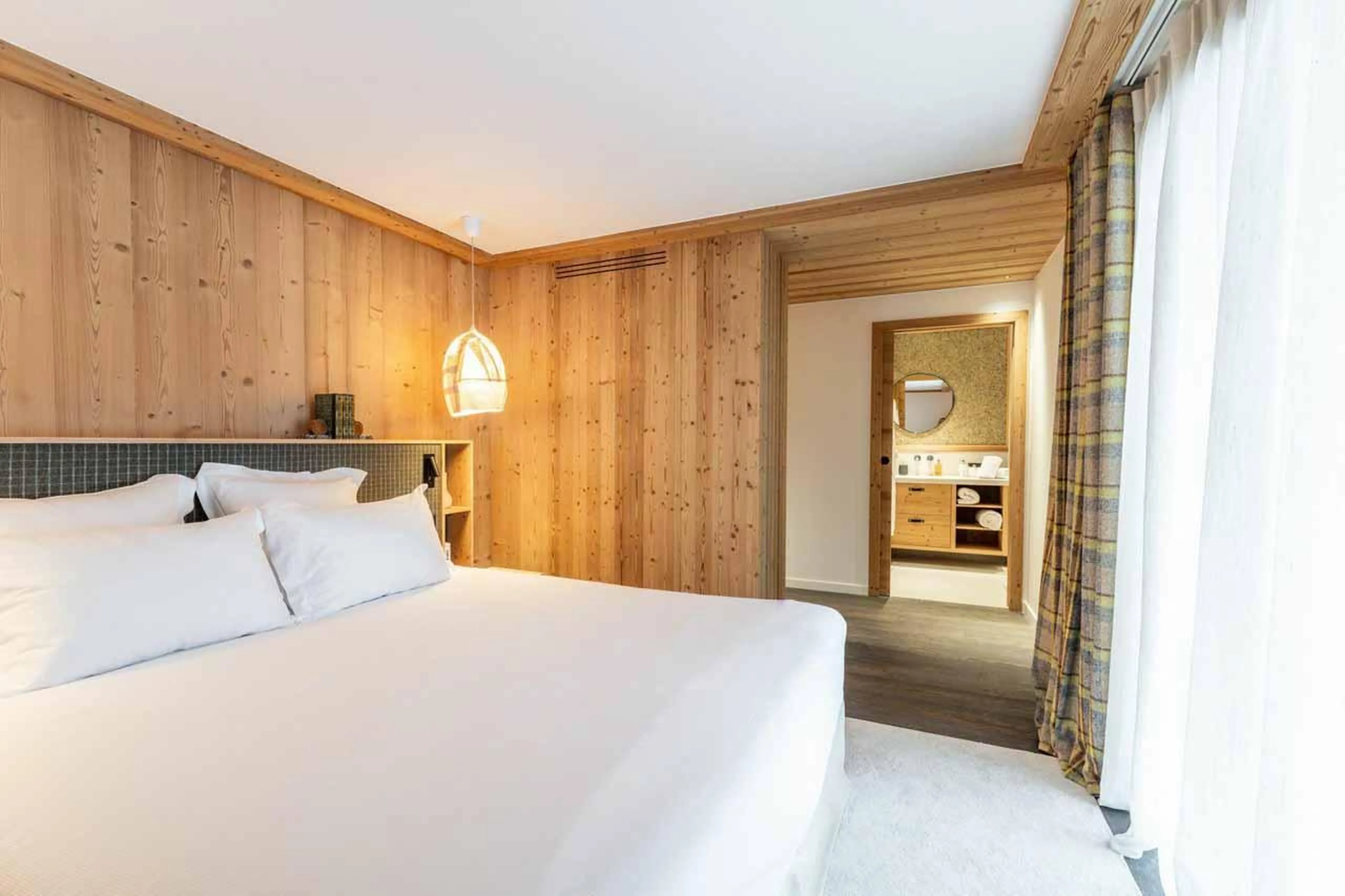 Double bedroom with en-suite in Chalet Khoton, Courchevel Le Praz