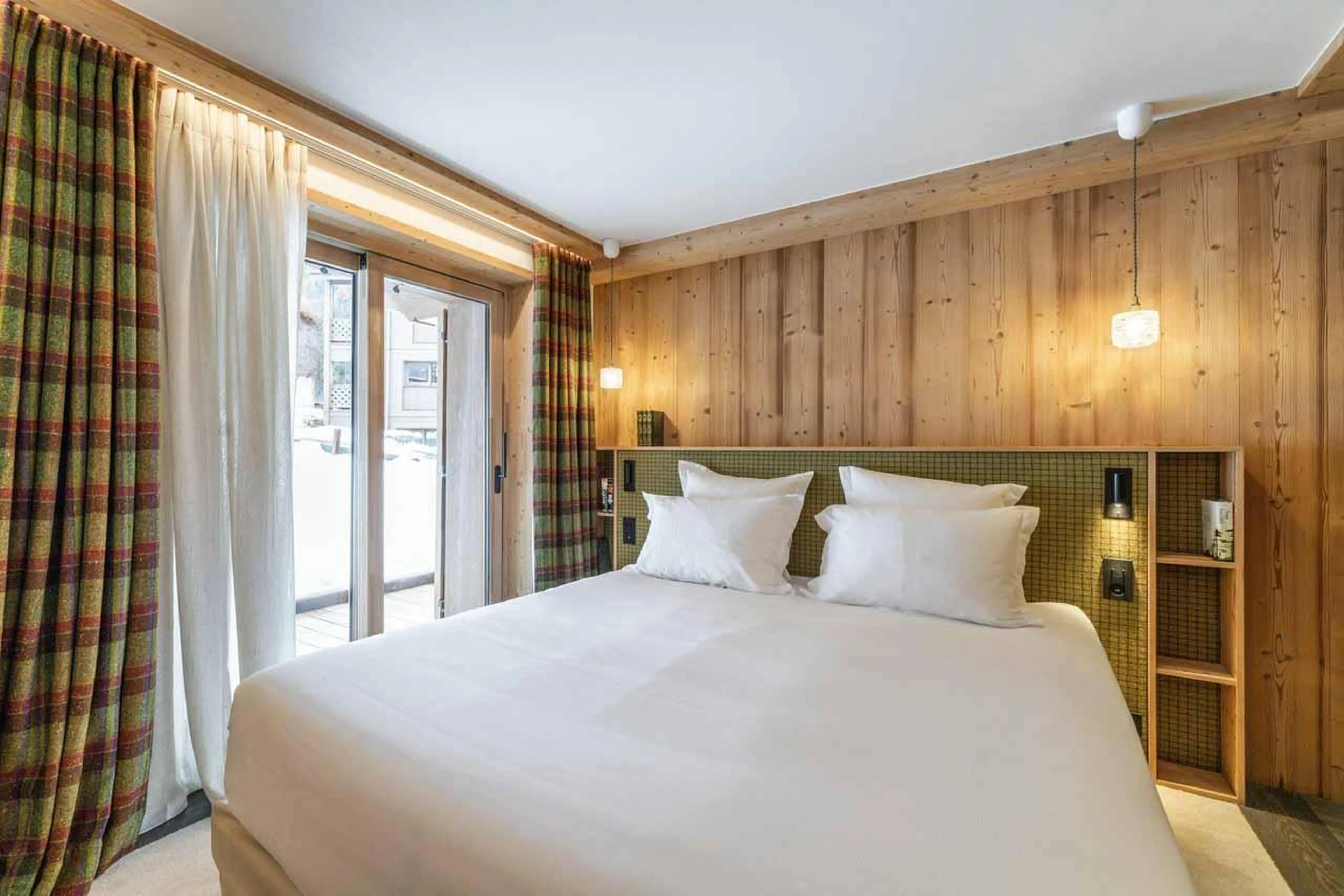 Double bedroom with sliding glass doors Chalet Khoton, Courchevel Le Praz