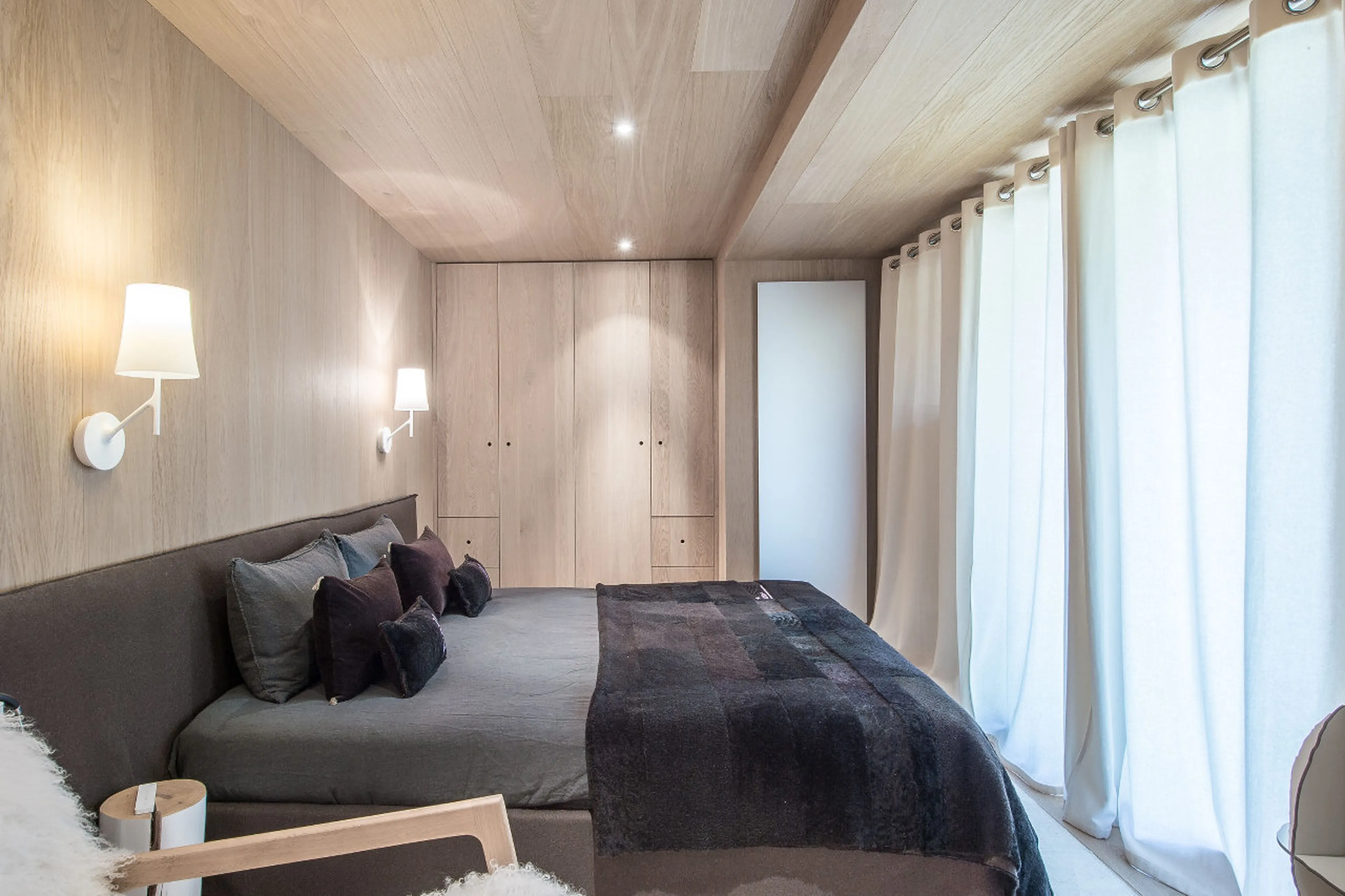 Double bedroom with balcony access in Chalet Kibo in Courchevel 1550