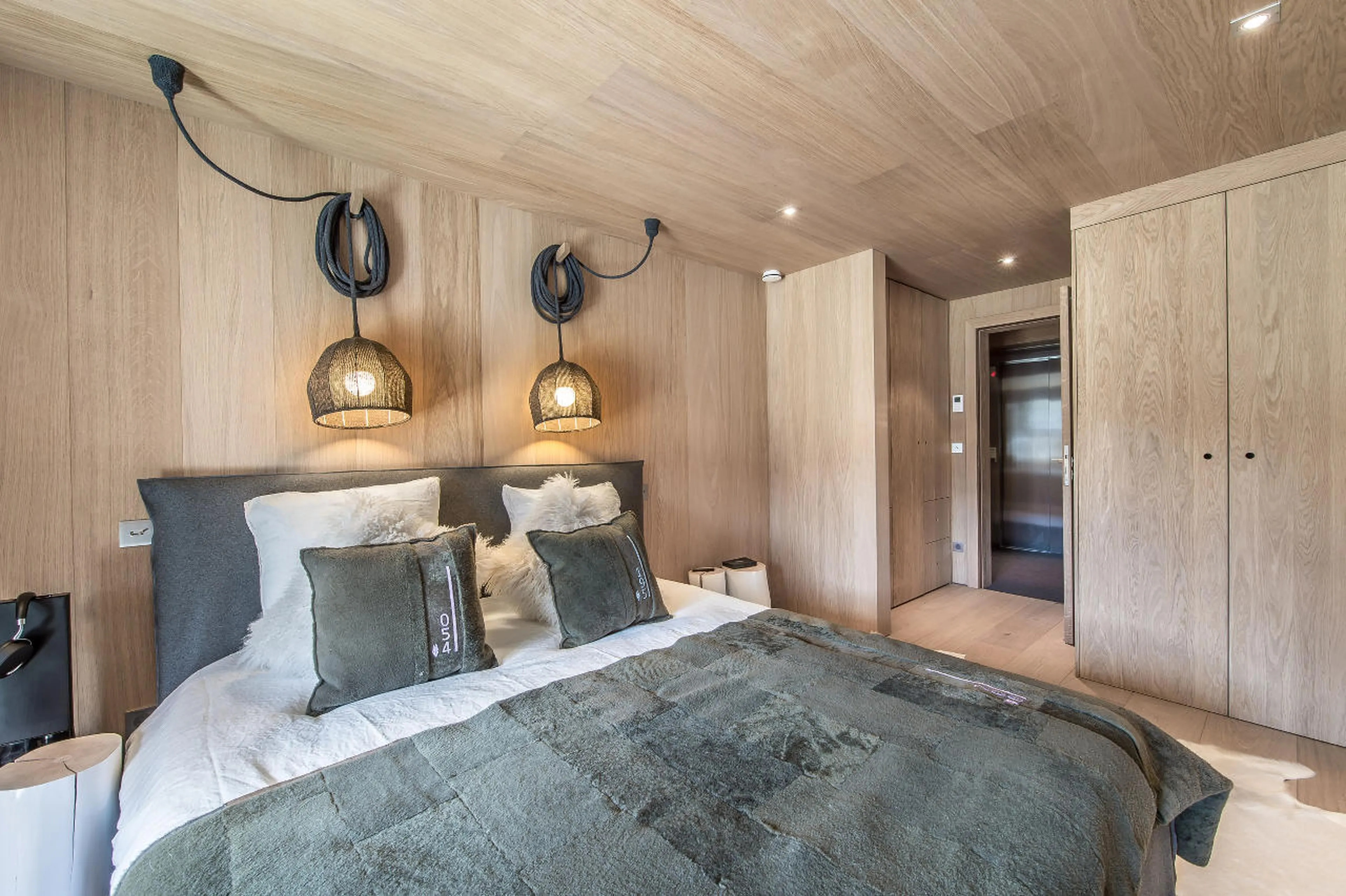 Bedroom for two with en-suite shower room in Chalet Kibo in Courchevel 1550
