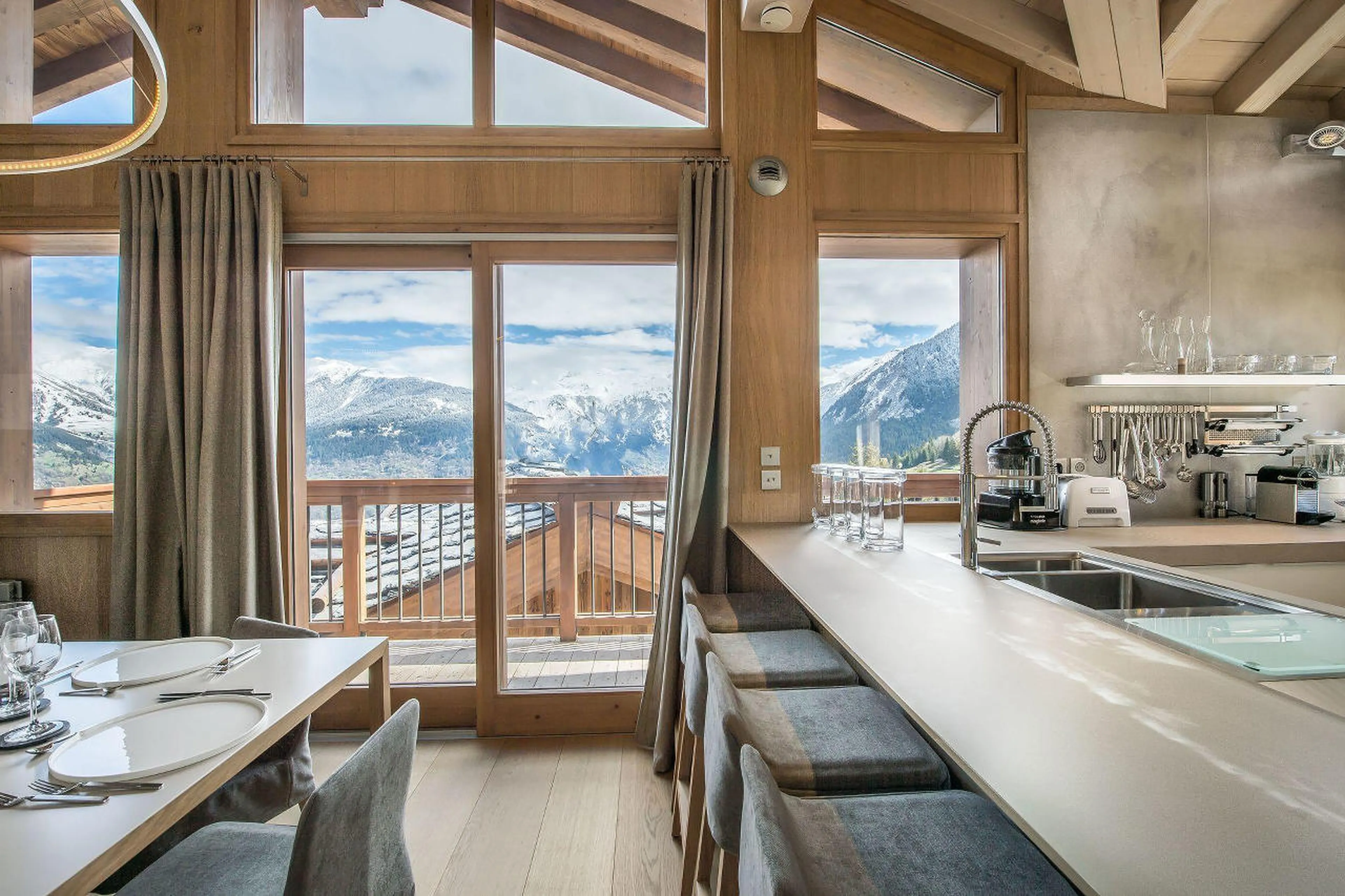 Open plan American kitchen in Chalet Kibo in Courchevel 1550
