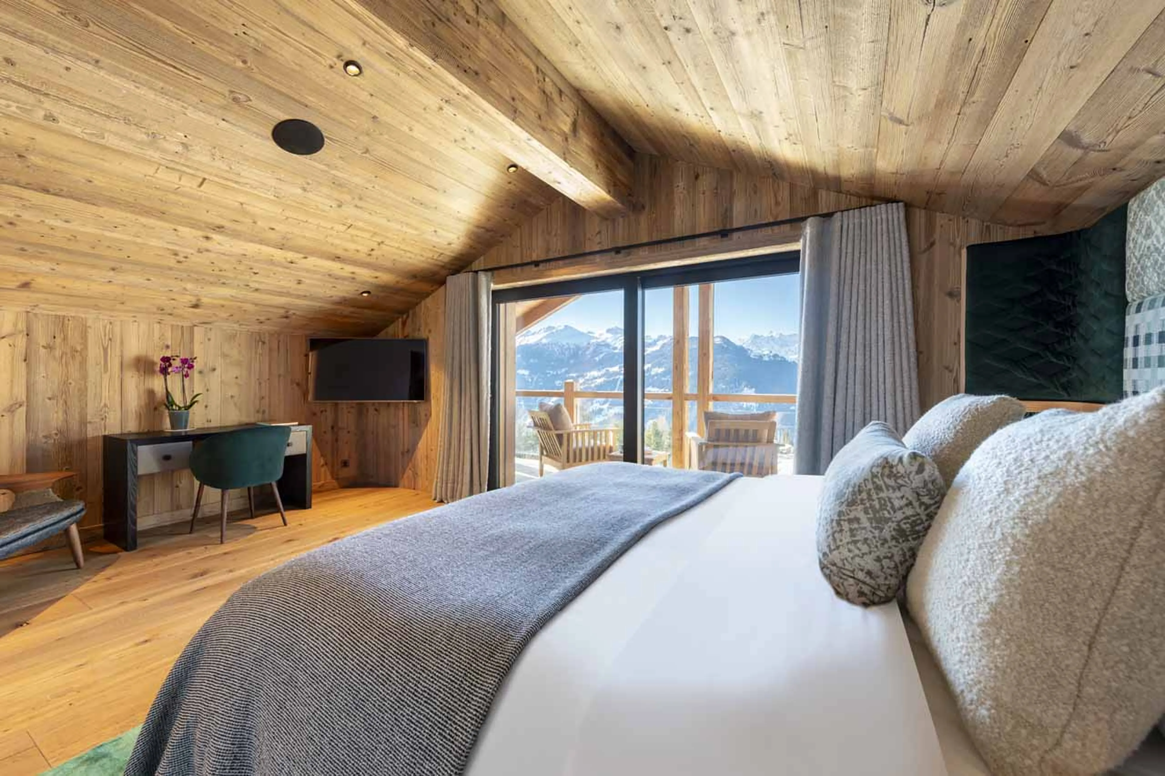 Double bedroom with glass doors in Chalet Kitsilano, Verbier