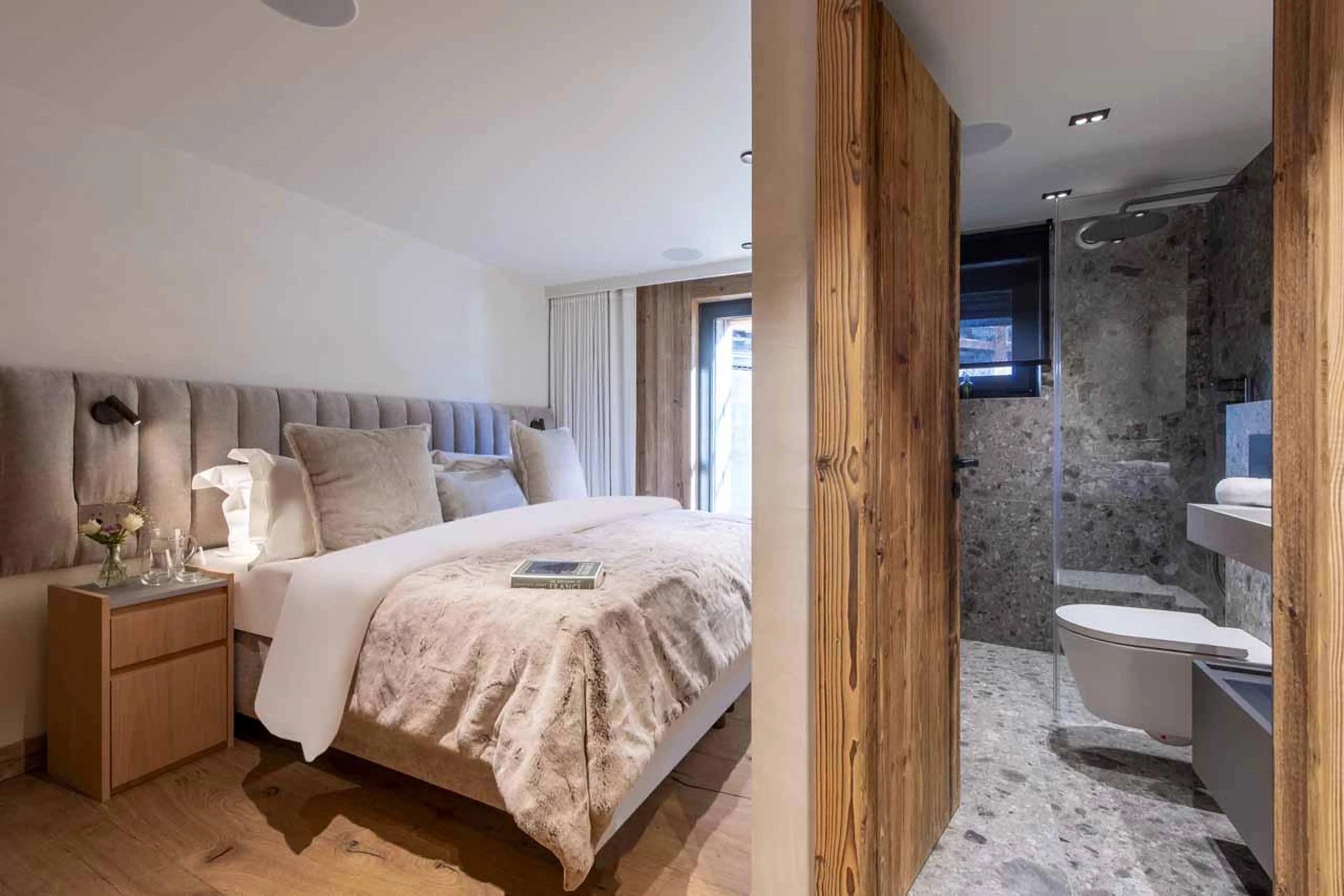 Double bedroom with en-suite shower room in Chalet Kitsilano, Verbier