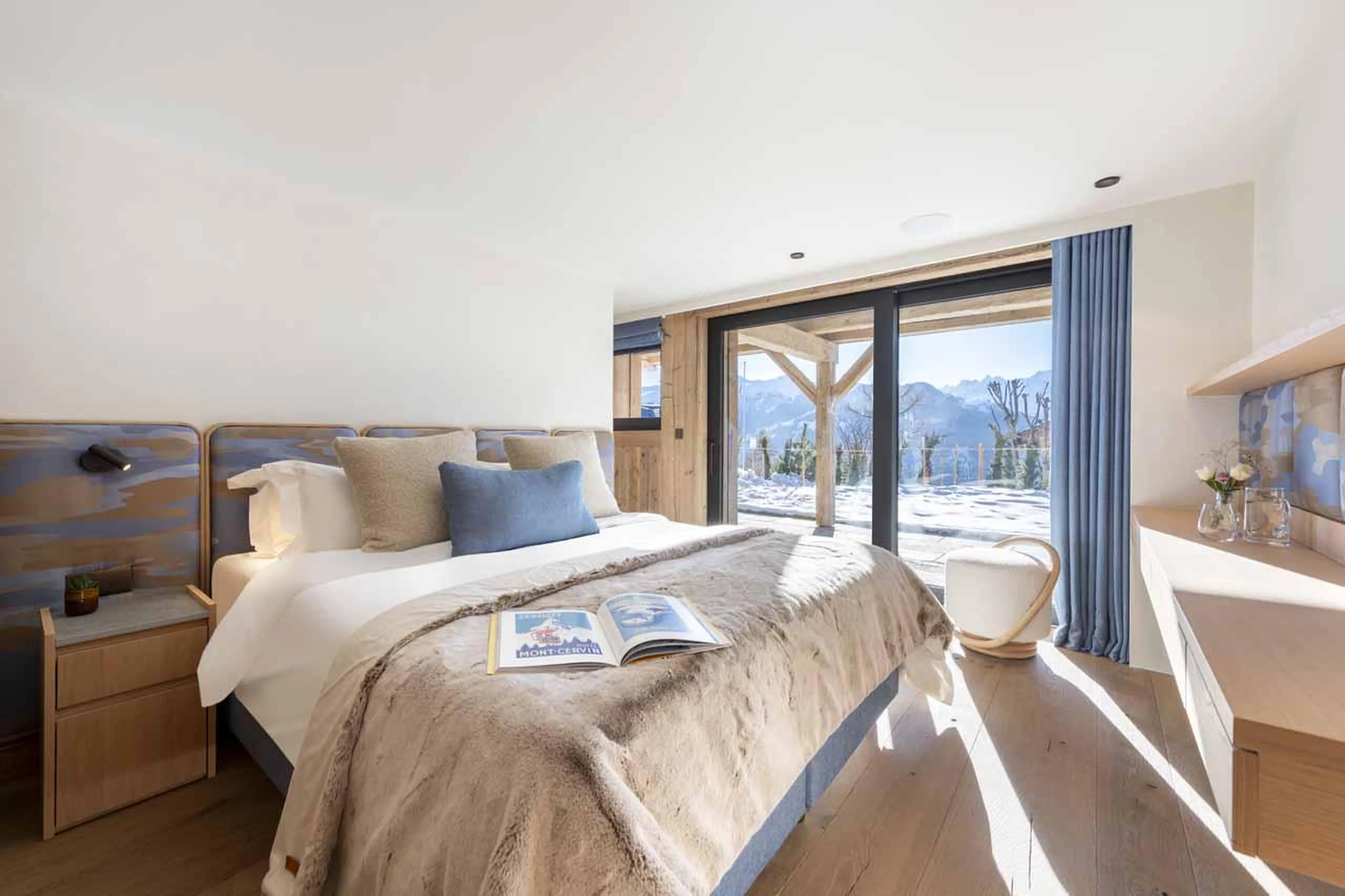 Double bedroom with glass doors in Chalet Kitsilano, Verbier
