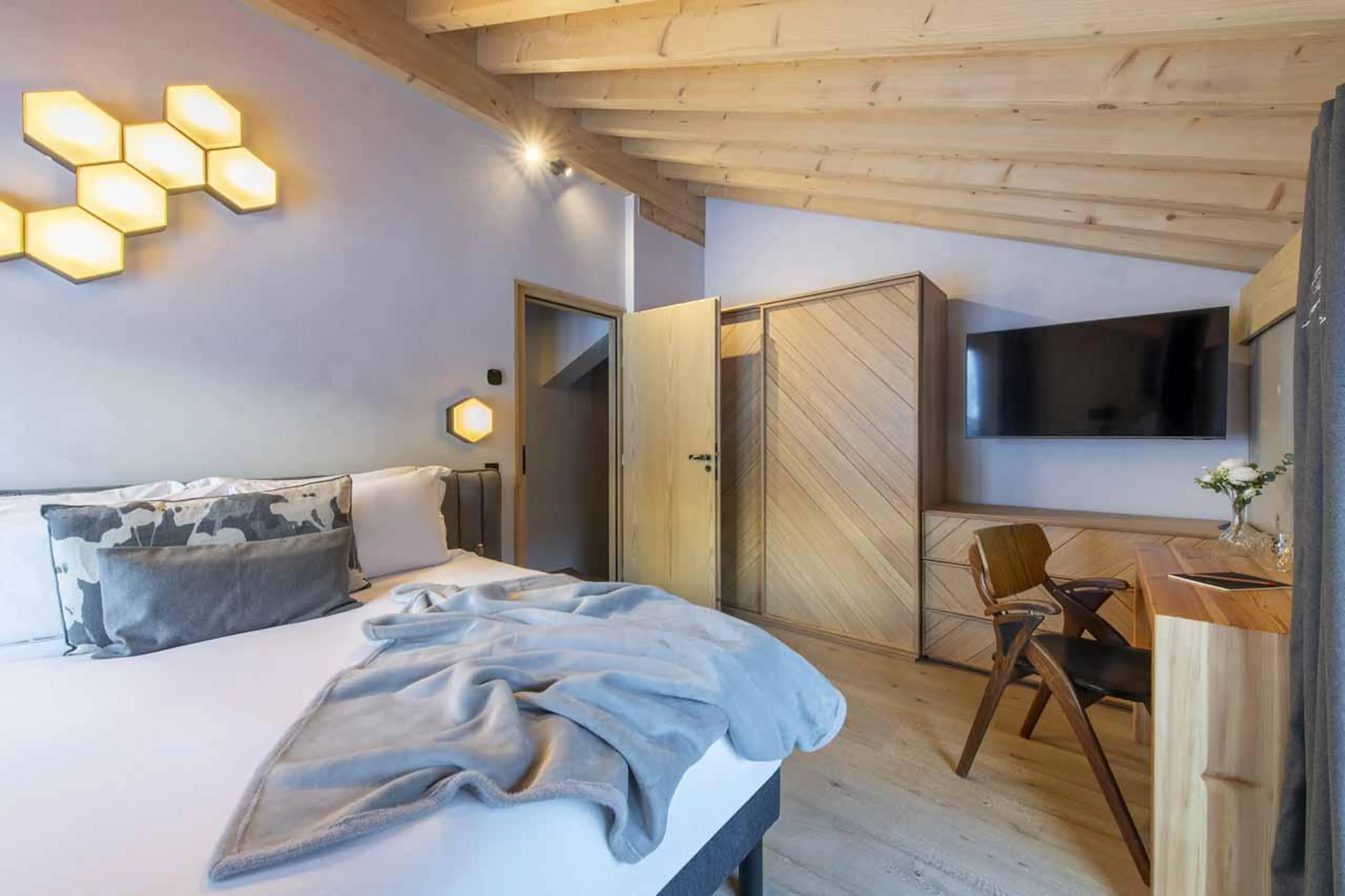 Double/twin bedroom at Chalet Kitsune in Val d'Isere