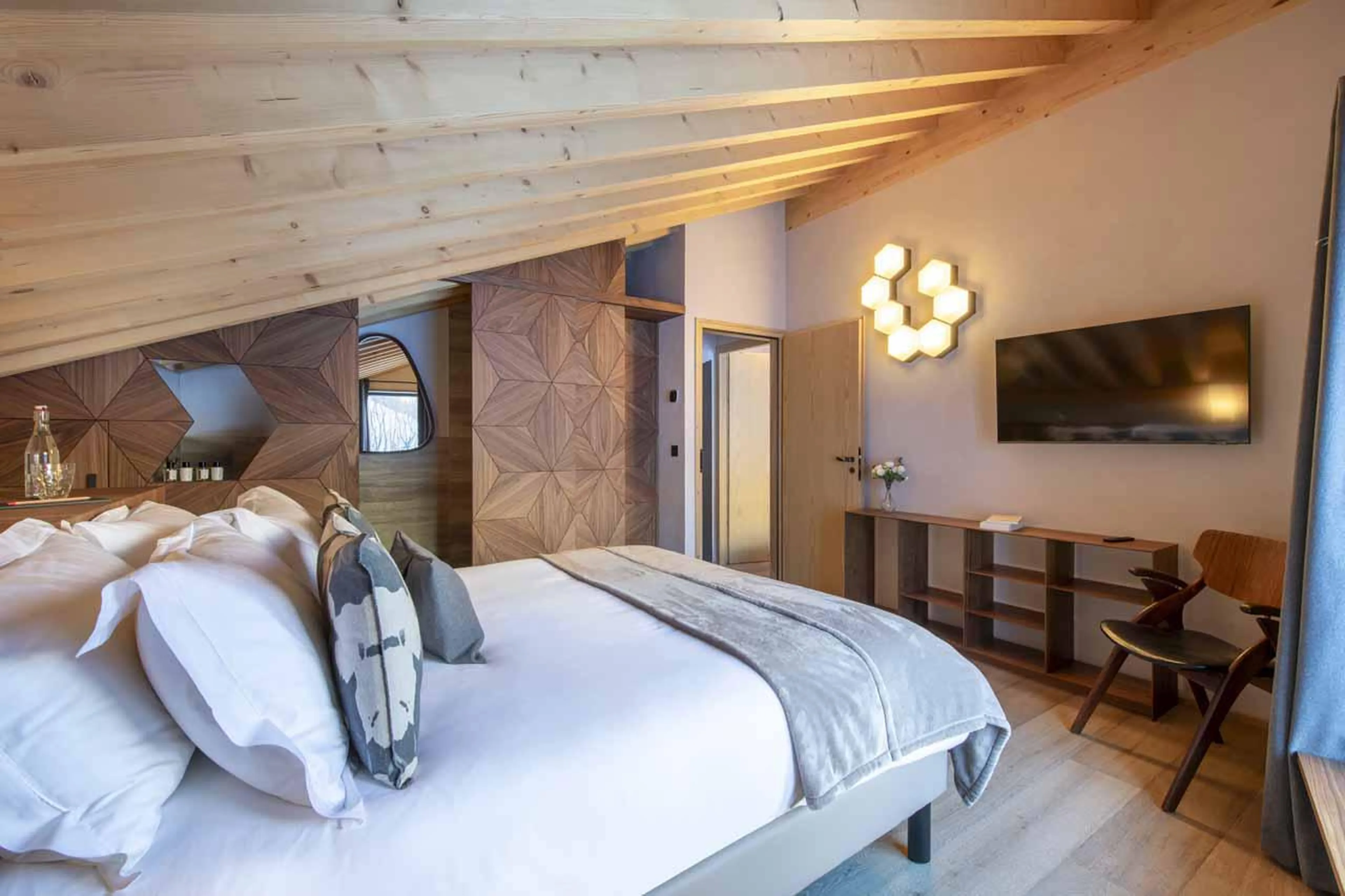 Bedroom with TV at Chalet Kitsune in Val d'Isere