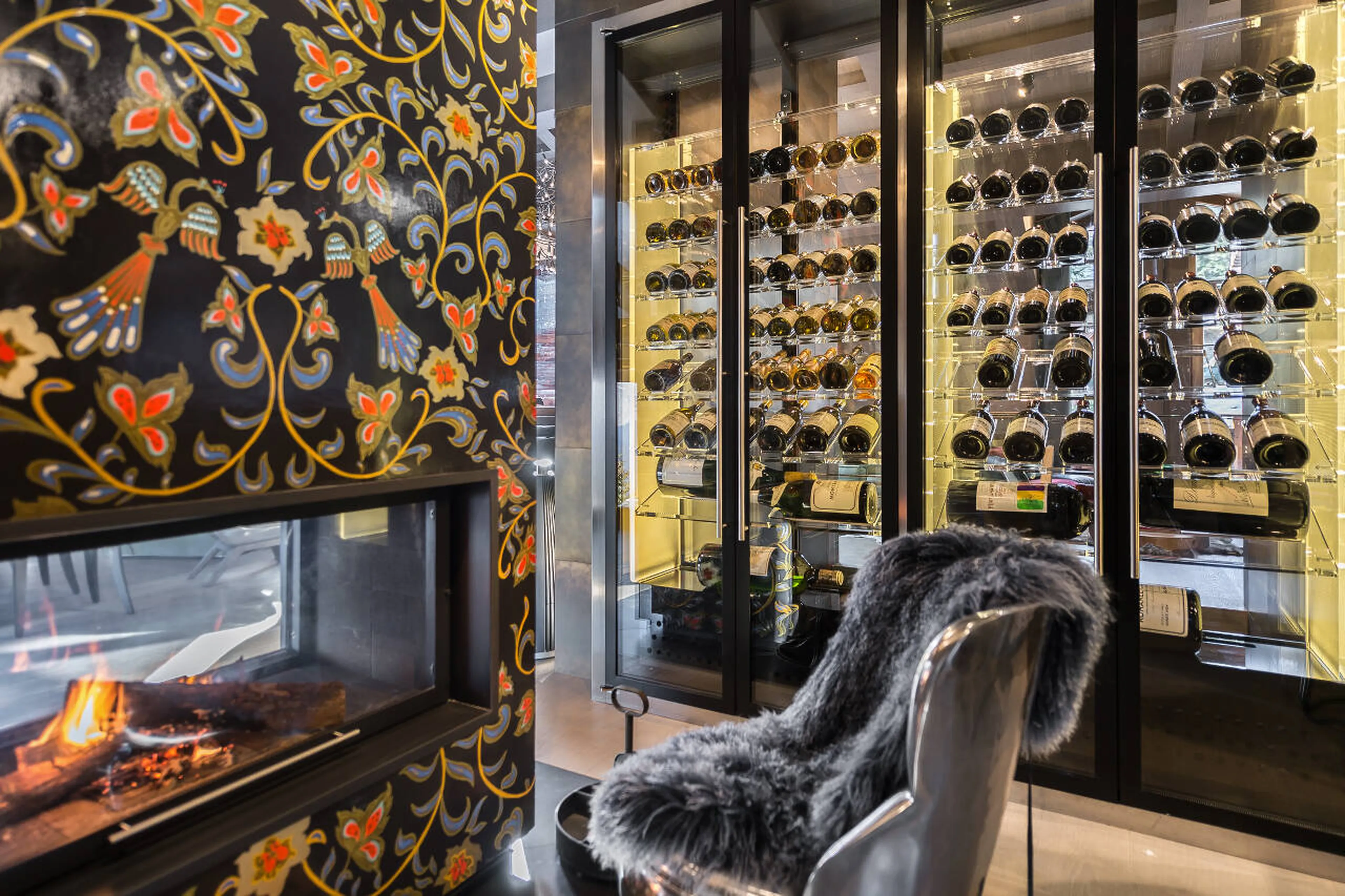 Good wine and a good fire go well together in La Datcha in Courchevel 1850