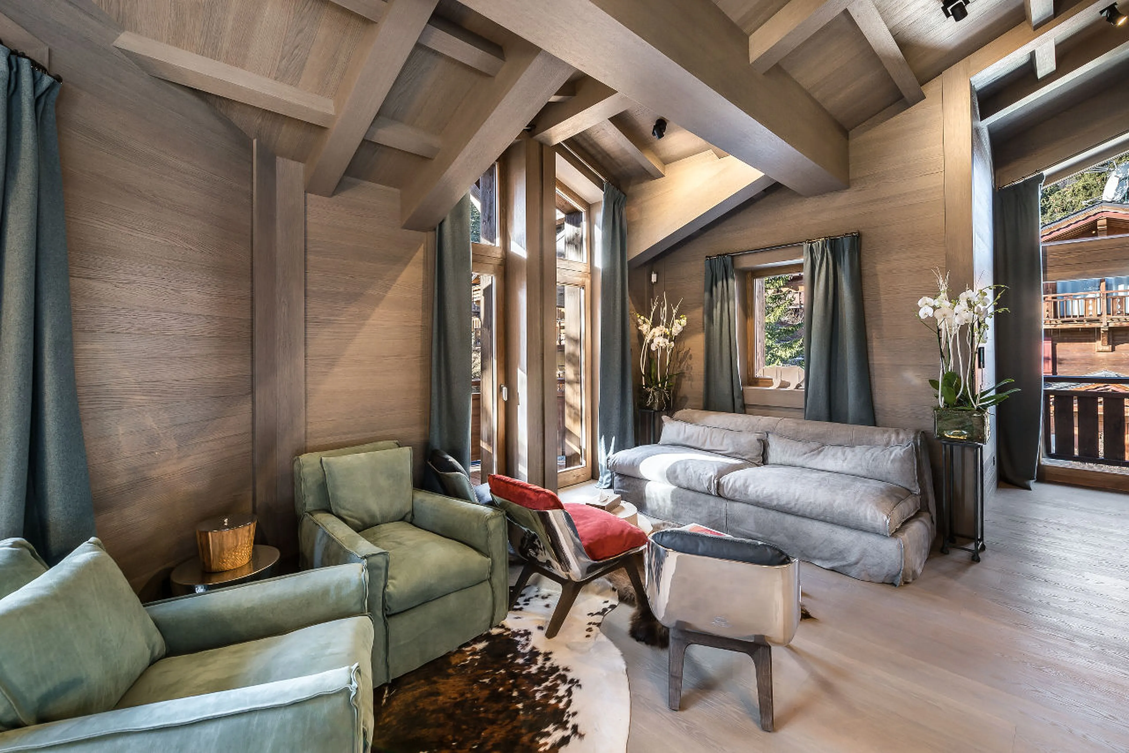 Comfortable chairs under the vaulted ceiling in La Datcha in Courchevel 1850