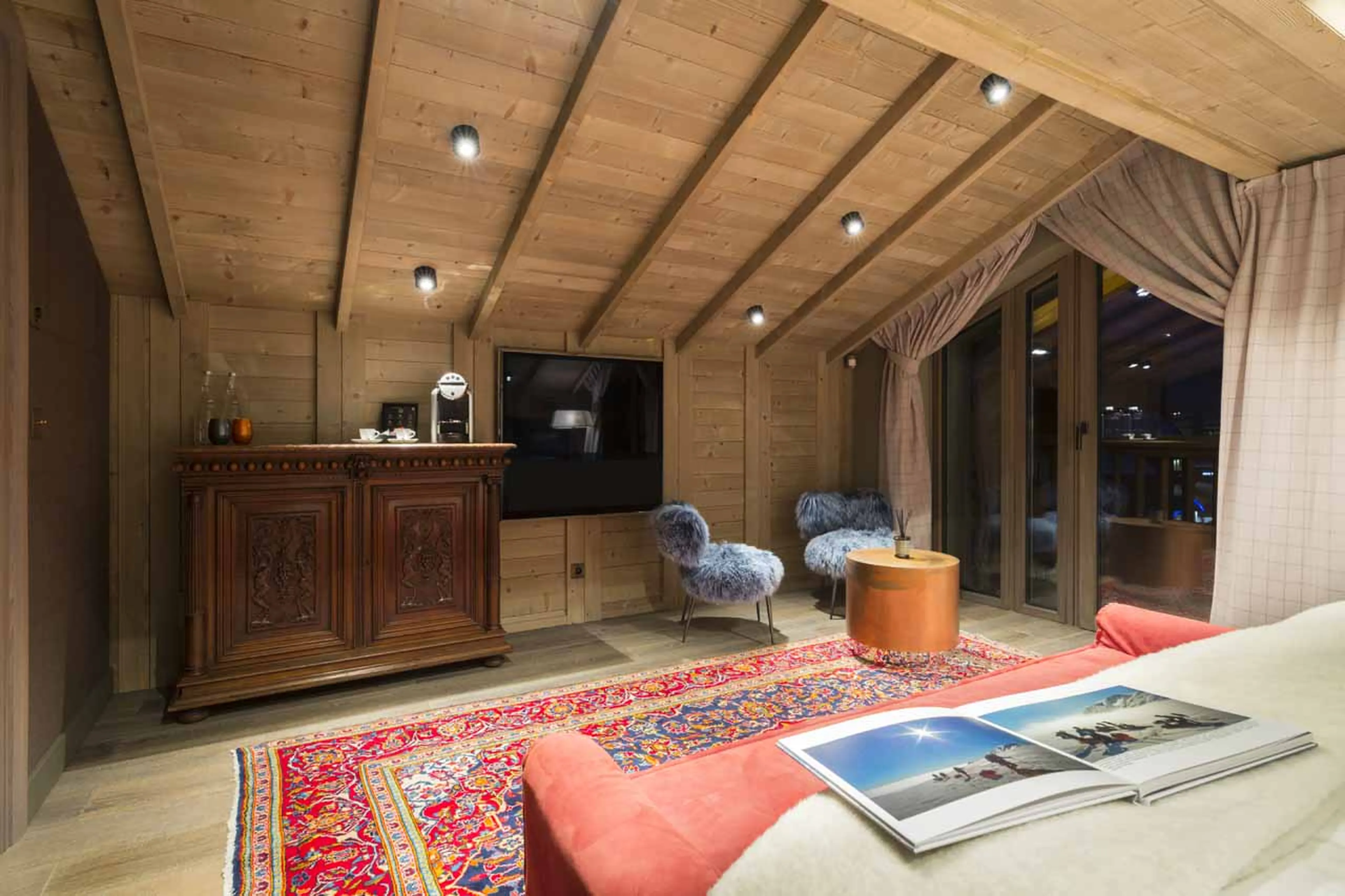 Suite 3 bedroom 7 TV at Chalet La Datcha in Val Thorens