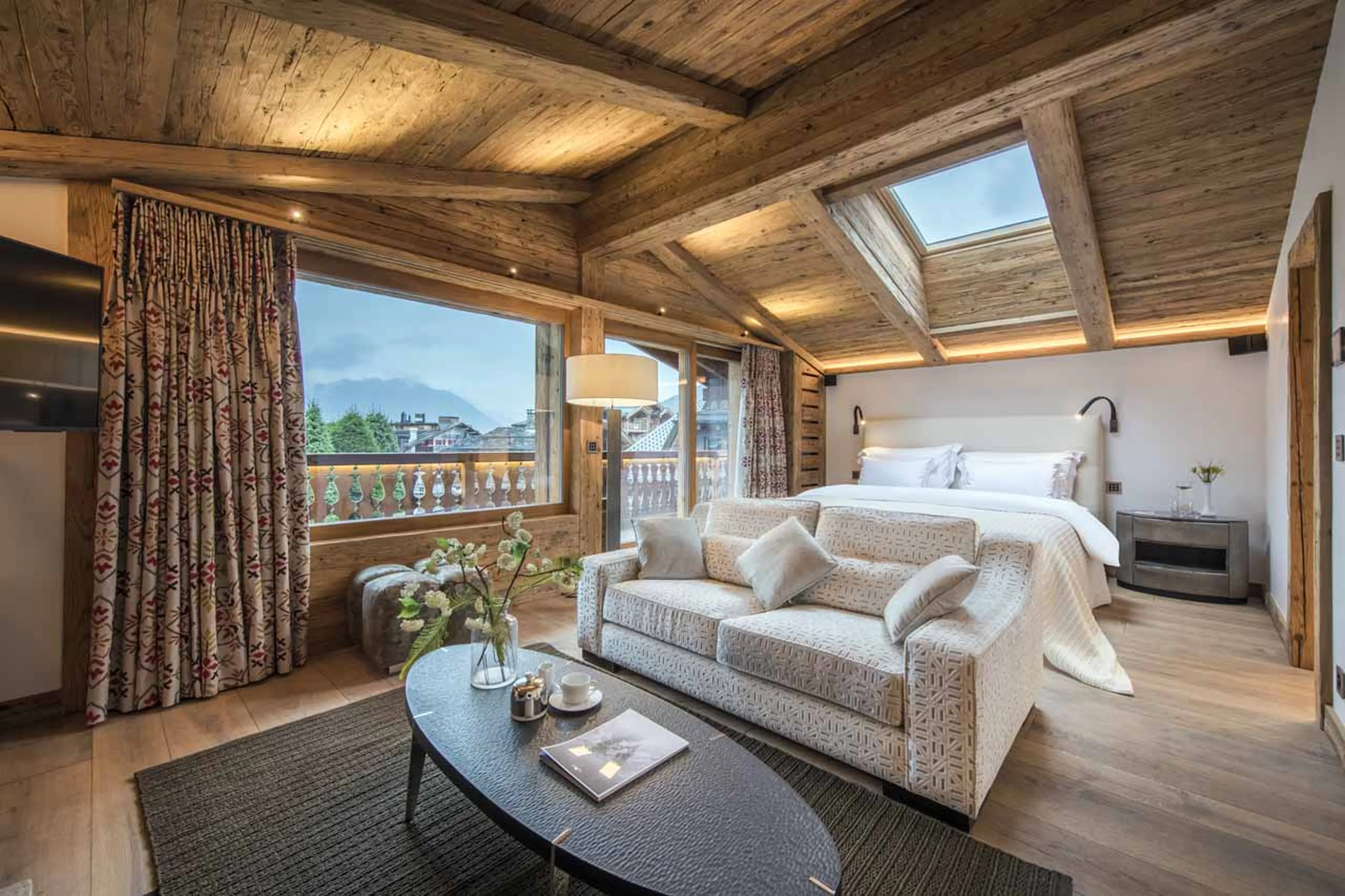 Sofa in bedroom five at Chalet La Datcha in Verbier