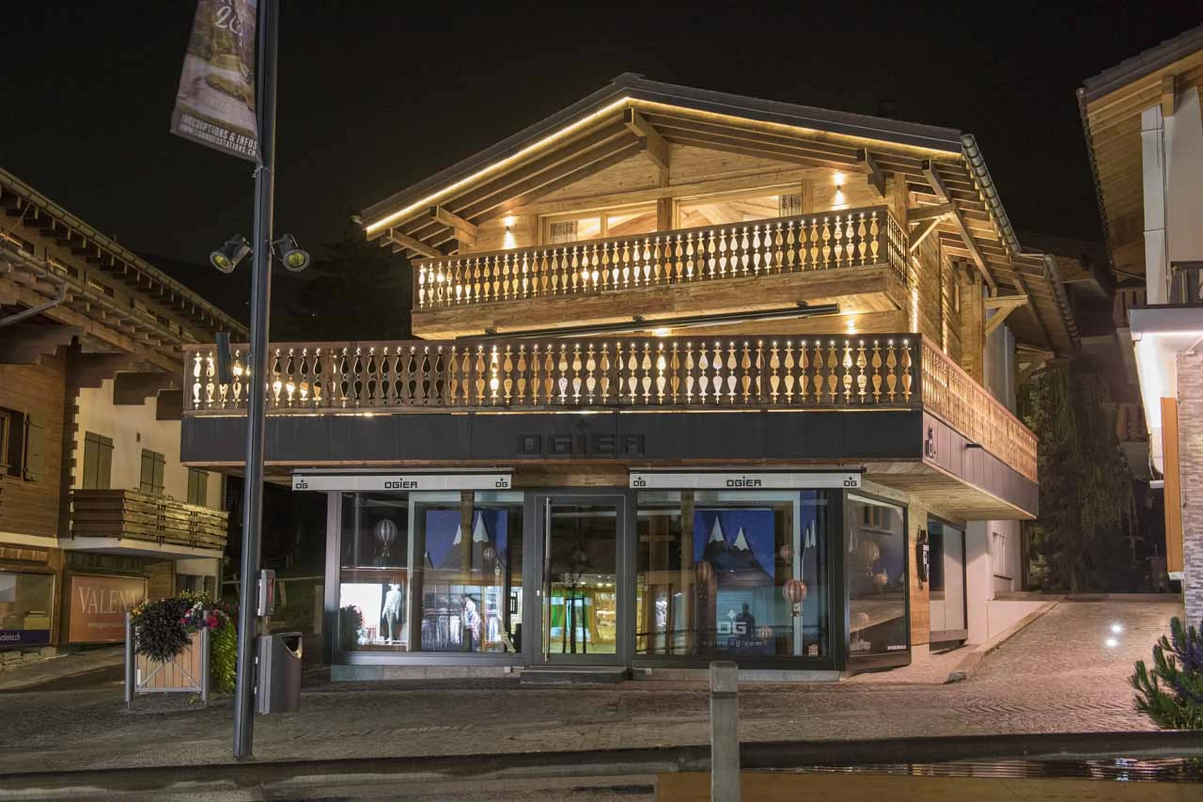 Exterior of Chalet La Datcha in Verbier at night