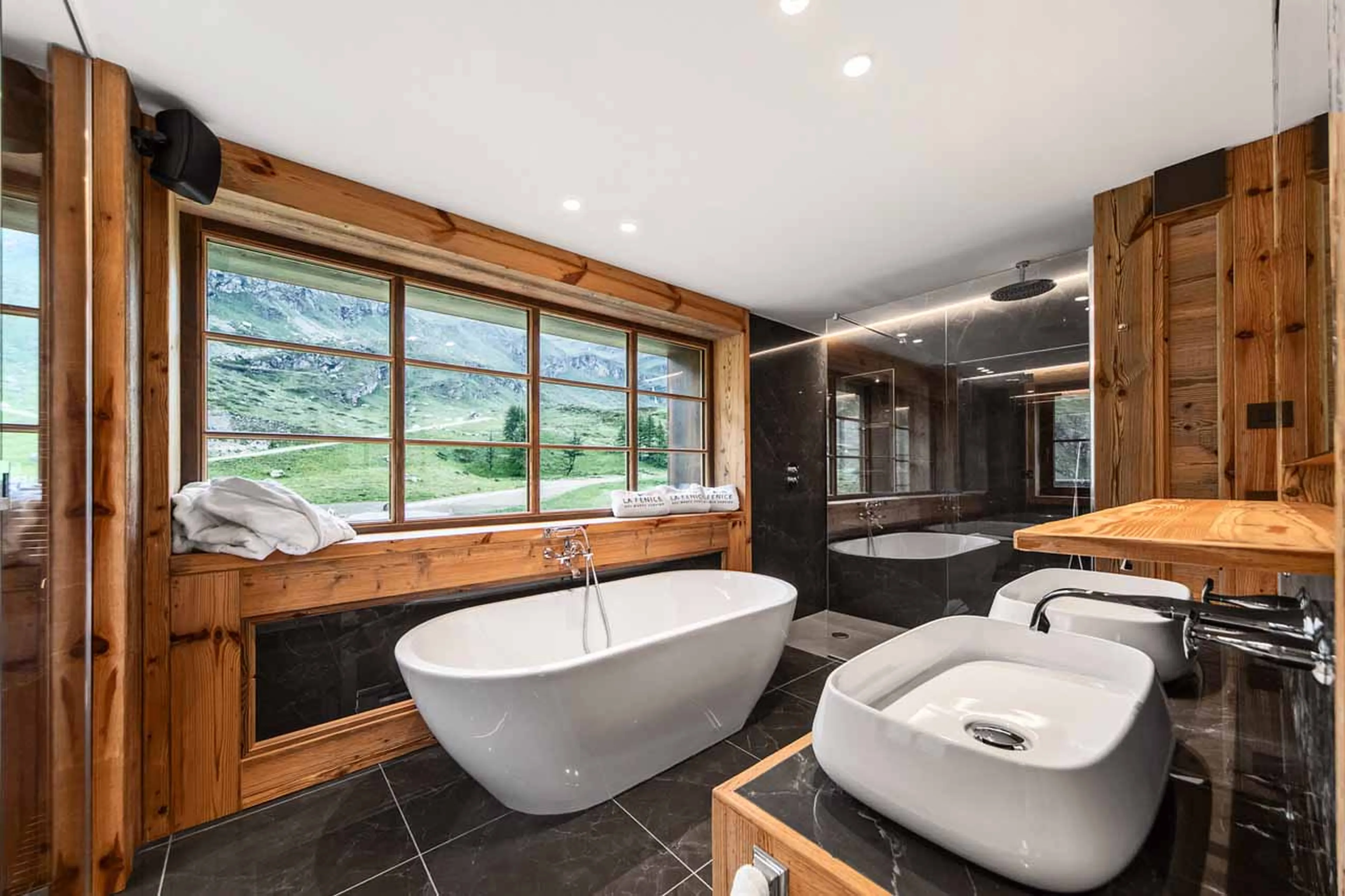 En-suite bathroom of Carrel suite at Chalet La Fenice in Cervinia
