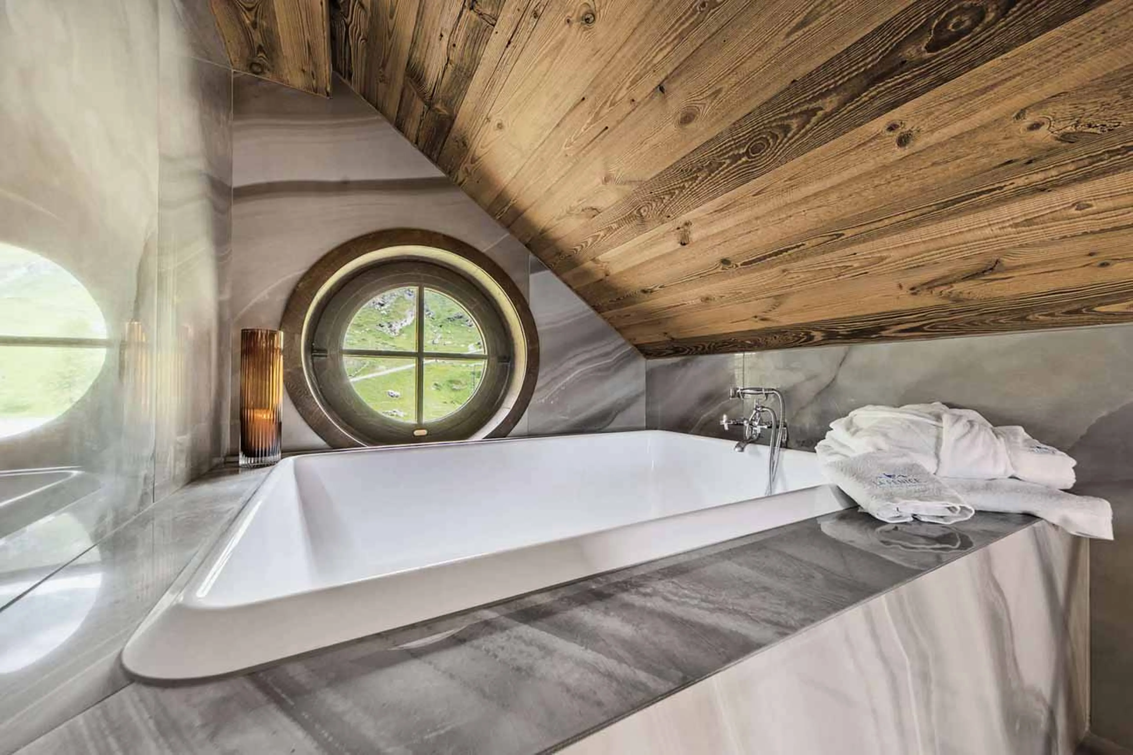Bath tub at Chalet La Fenice in Breuil-Cervinia