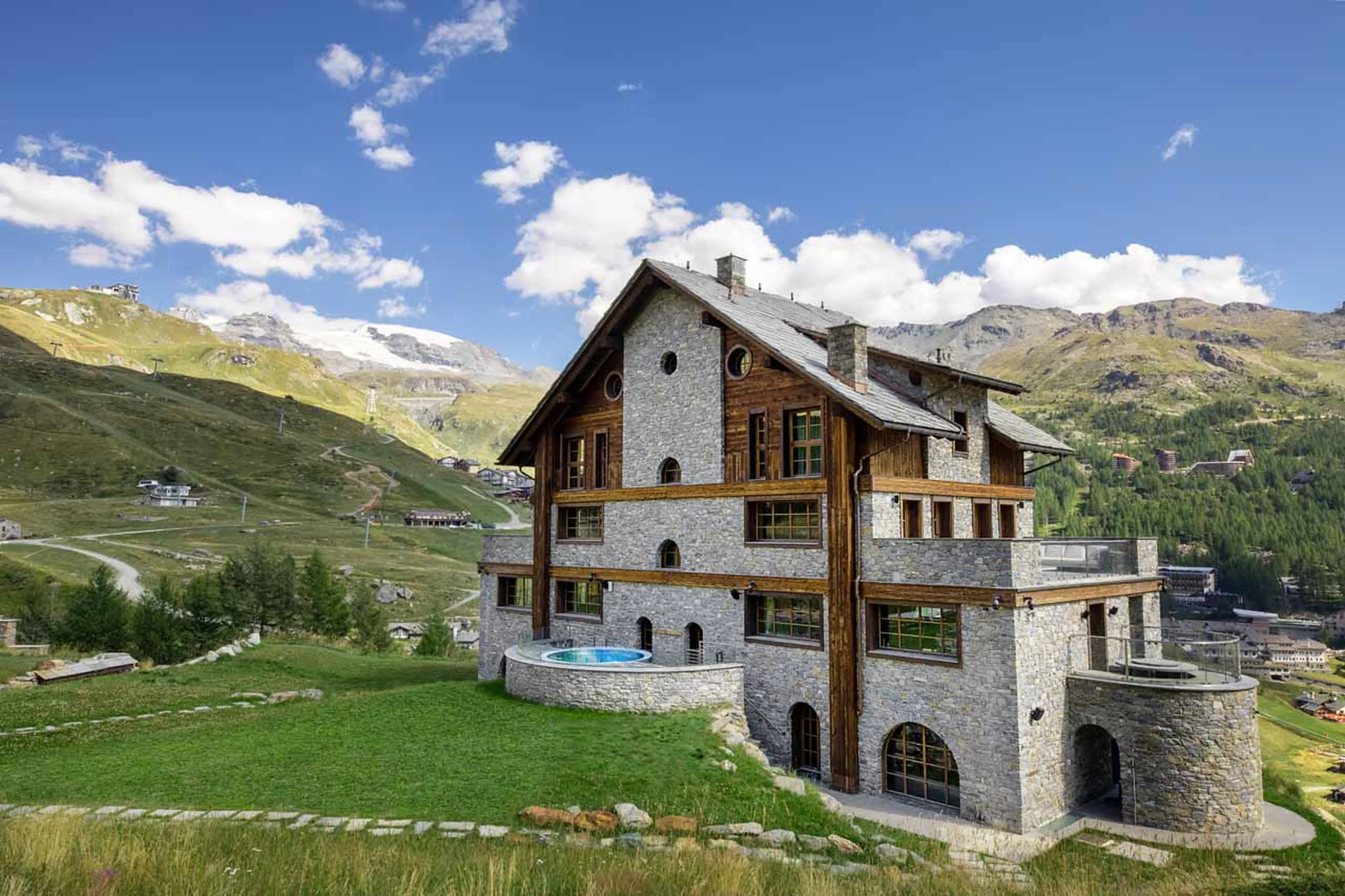 Chalet La Fenice in Breuil-Cervinia in summer