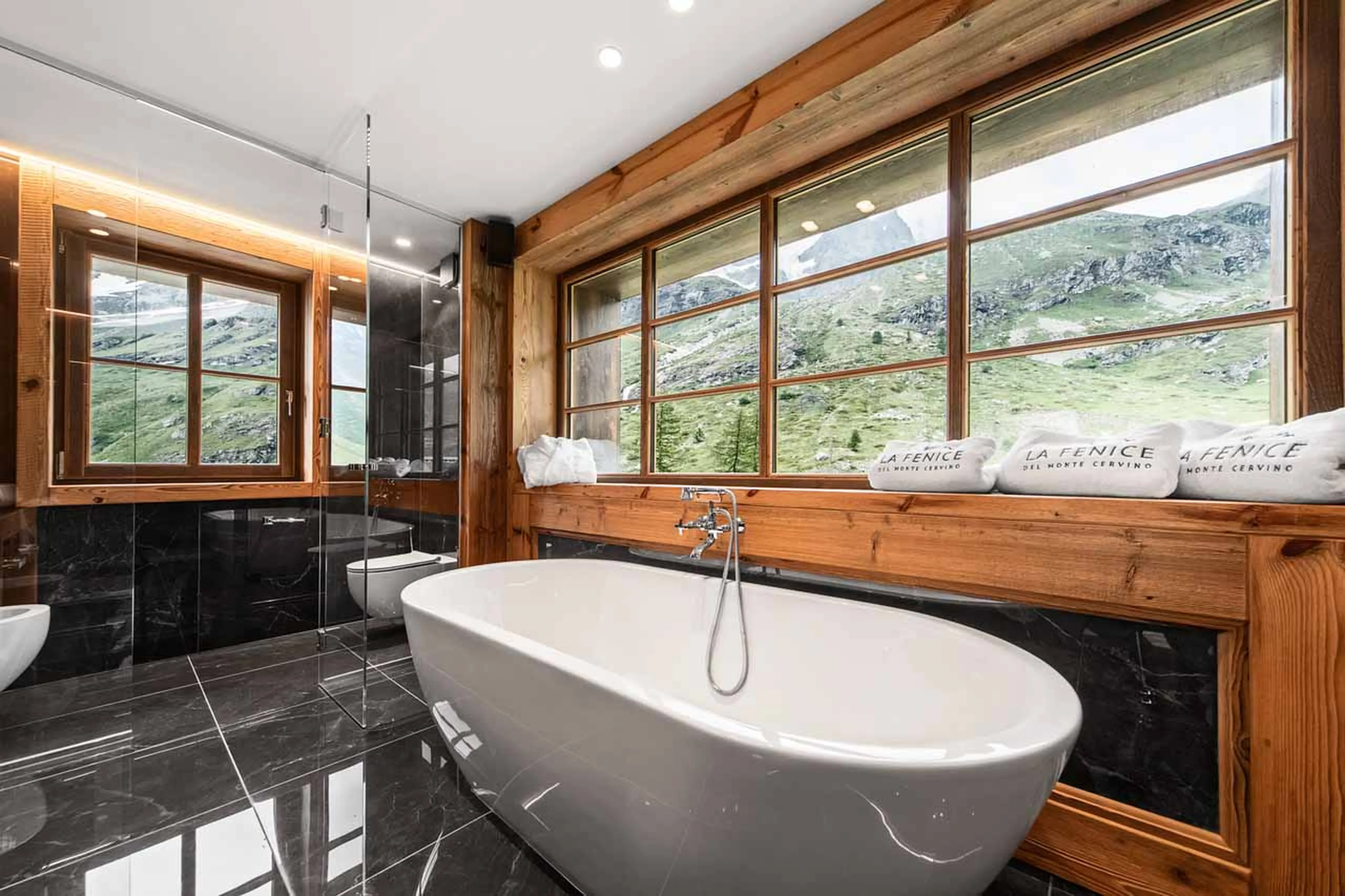 Whymper suite bathroom at Chalet La Fenice in Cervinia