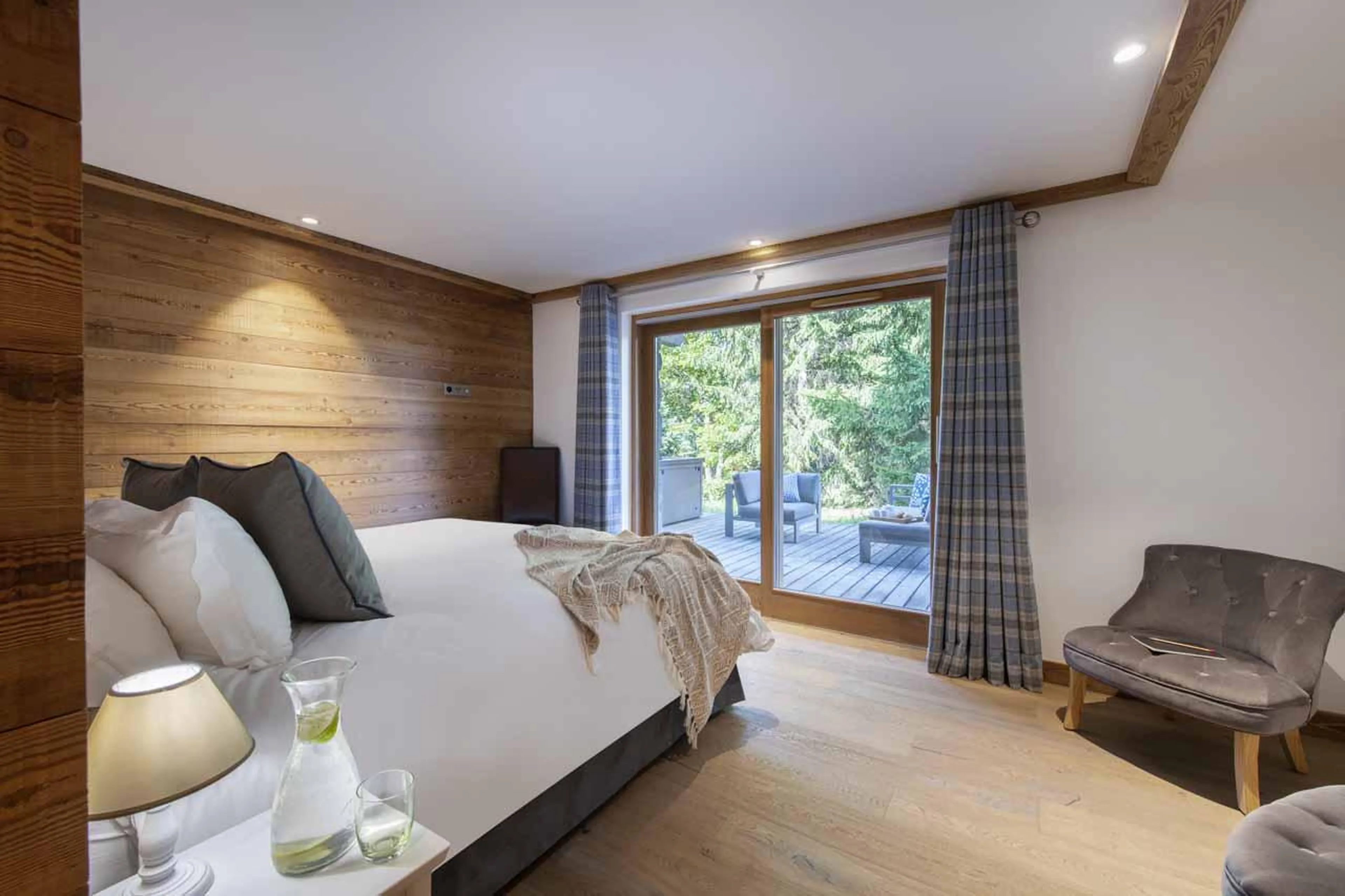 Double/twin bedroom with terrace access  in Chalet La Folie, Meribel