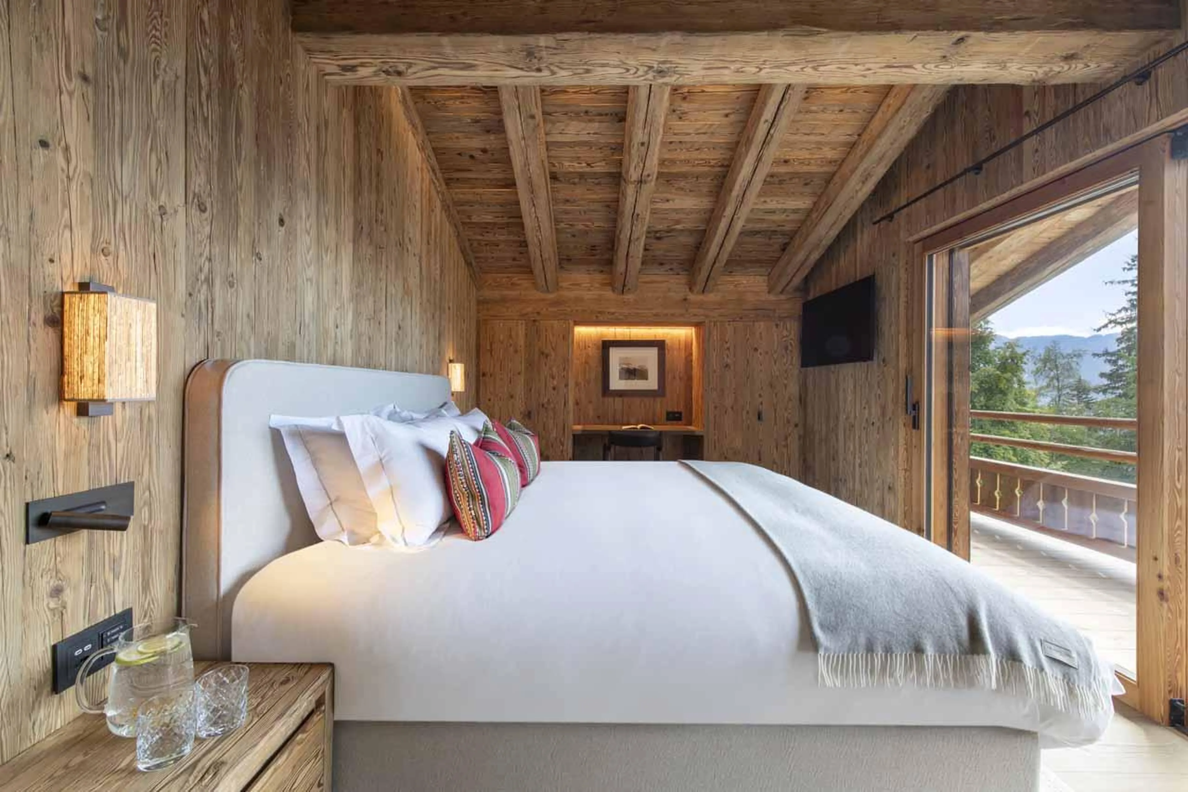 Double bedroom with office nook in Chalet La Rochette, Verbier
