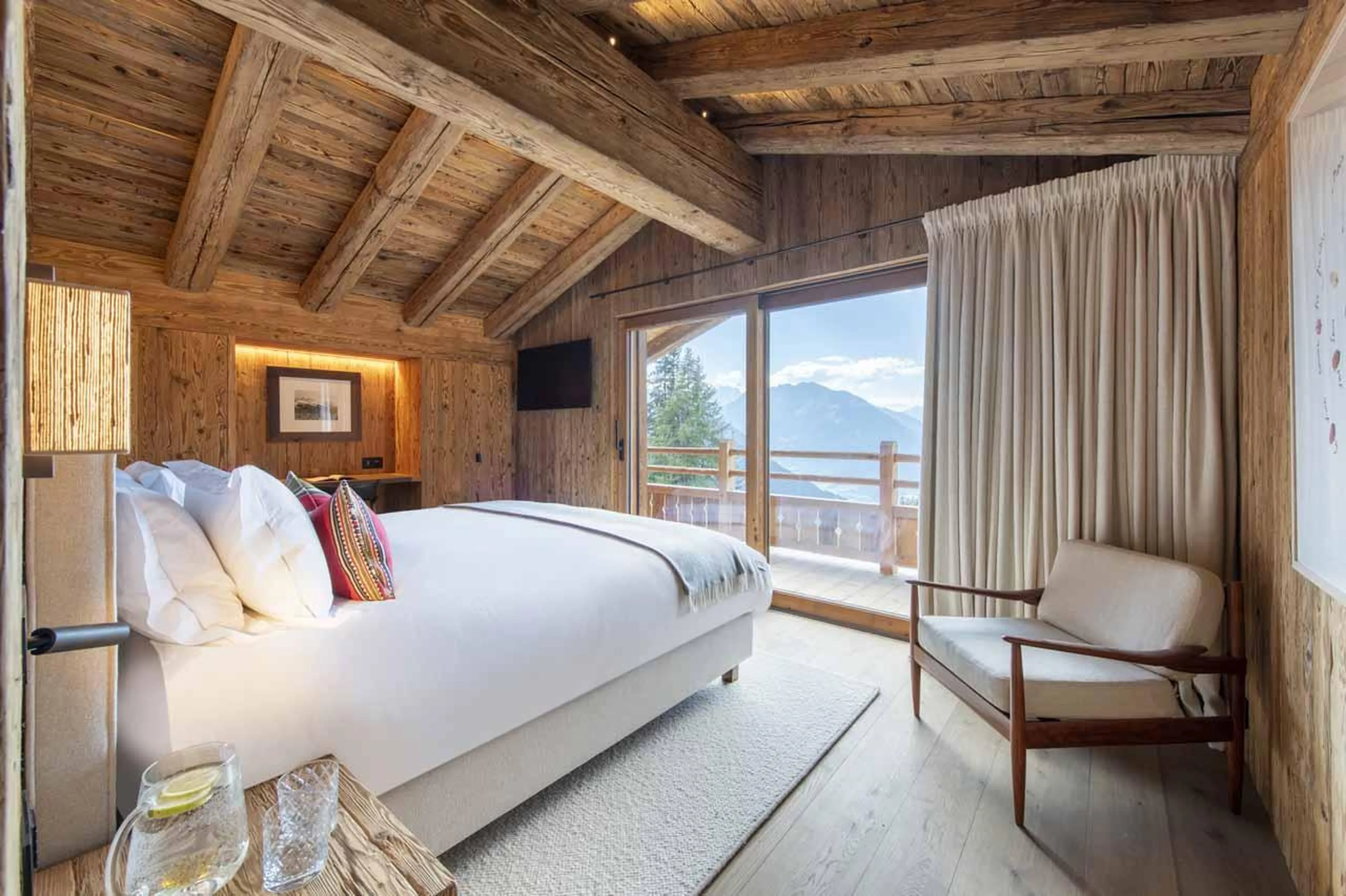 Double bedroom with balcony access in Chalet La Rochette, Verbier