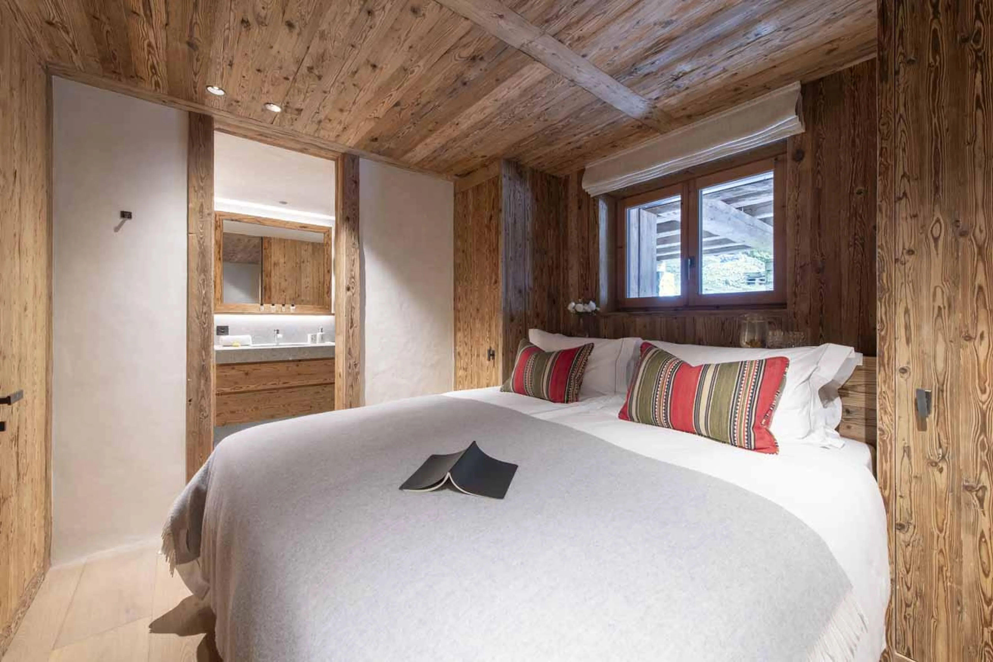 Double bedroom with en-suite in Chalet La Rochette, Verbier