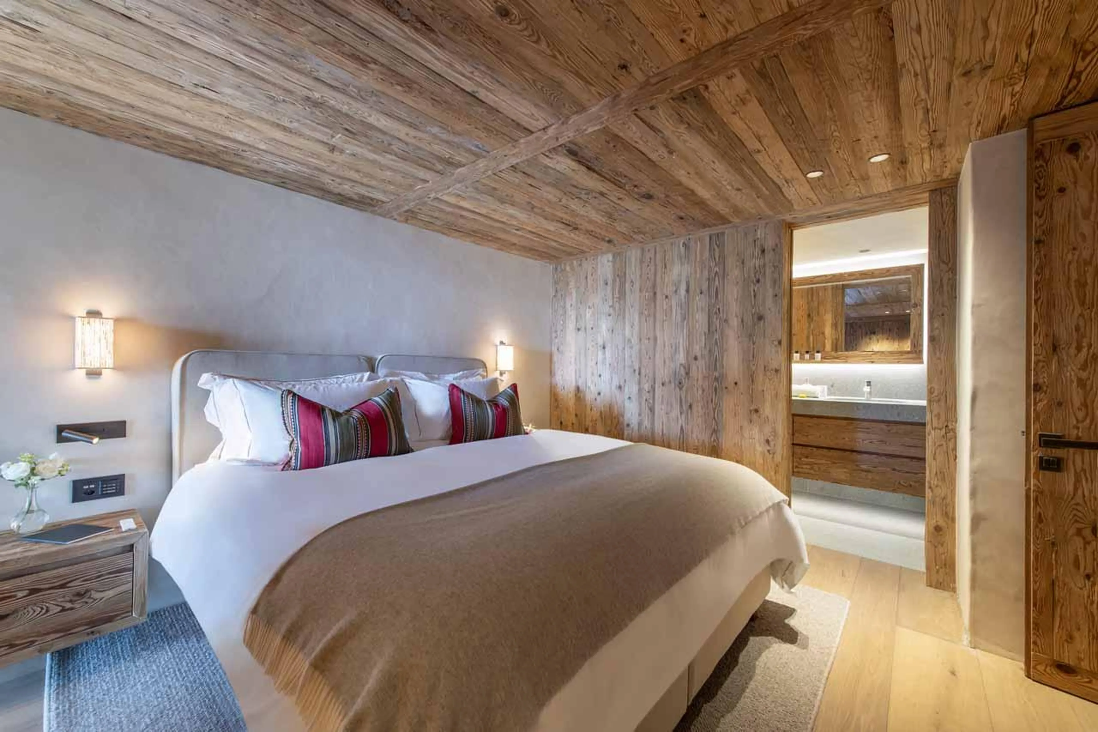 Double bedroom with en-suite in Chalet La Rochette, Verbier