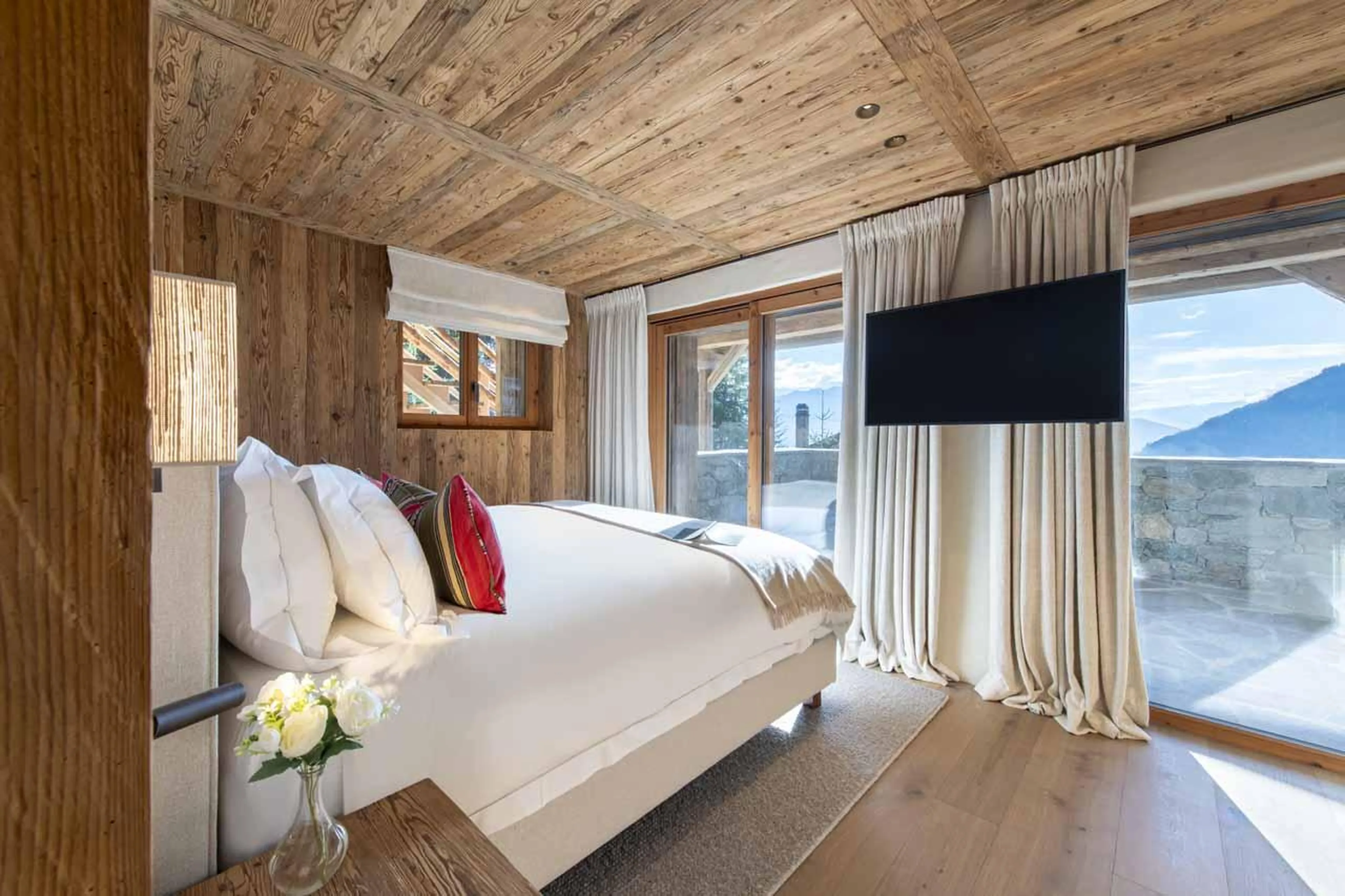 Double bedroom with TV in Chalet La Rochette, Verbier