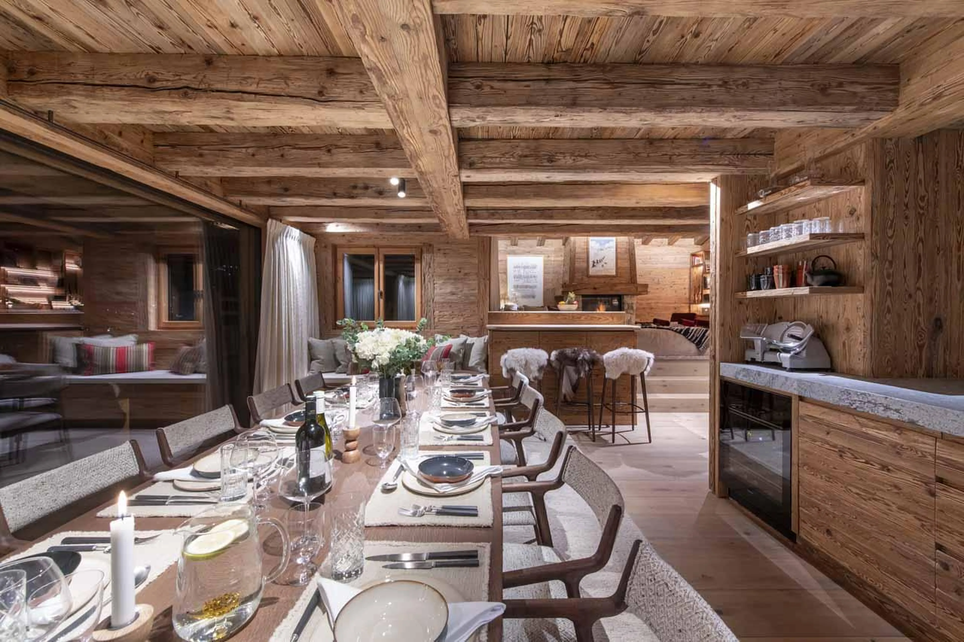 Dining area and bar in Chalet La Rochette, Verbier