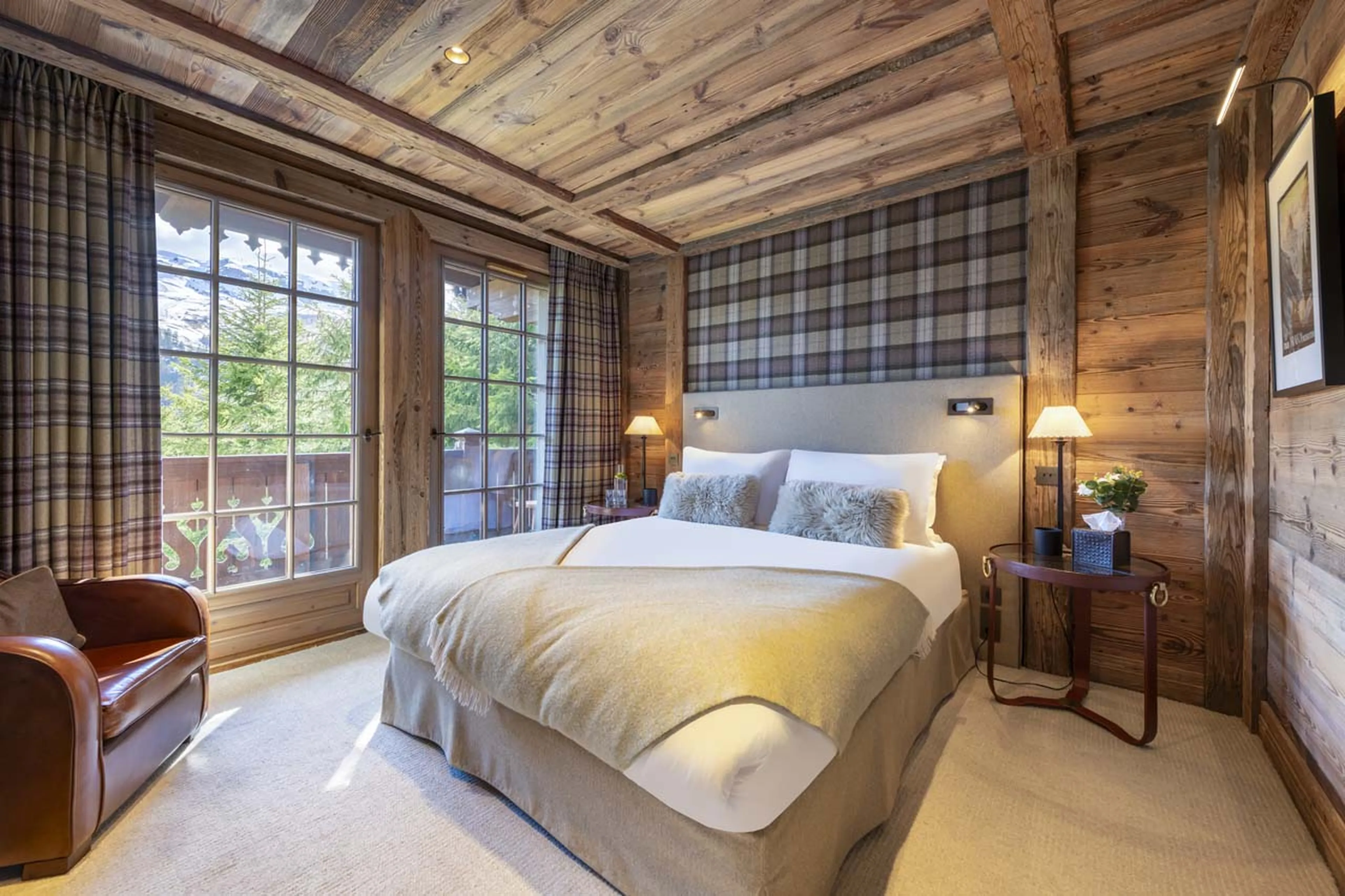 Double bedroom with terrace access and en-suite bathroom in Chalet La Taniere, Meribel