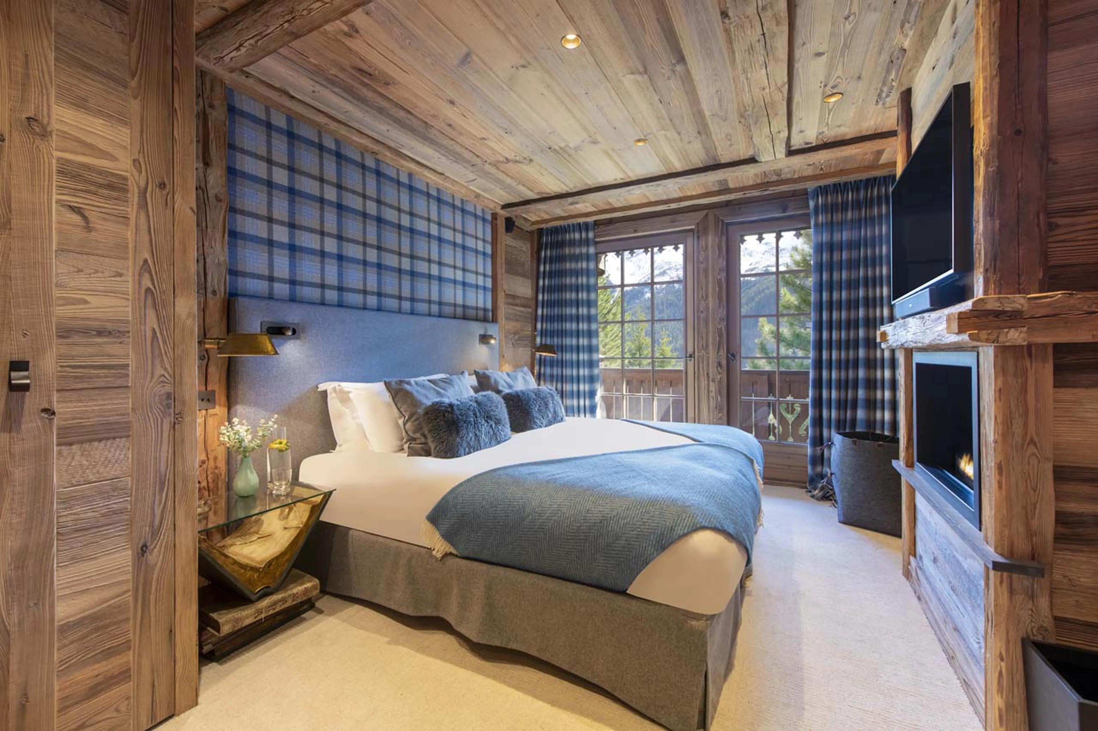 Twin/double bedroom with en-suite shower room in Chalet La Taniere, Meribel