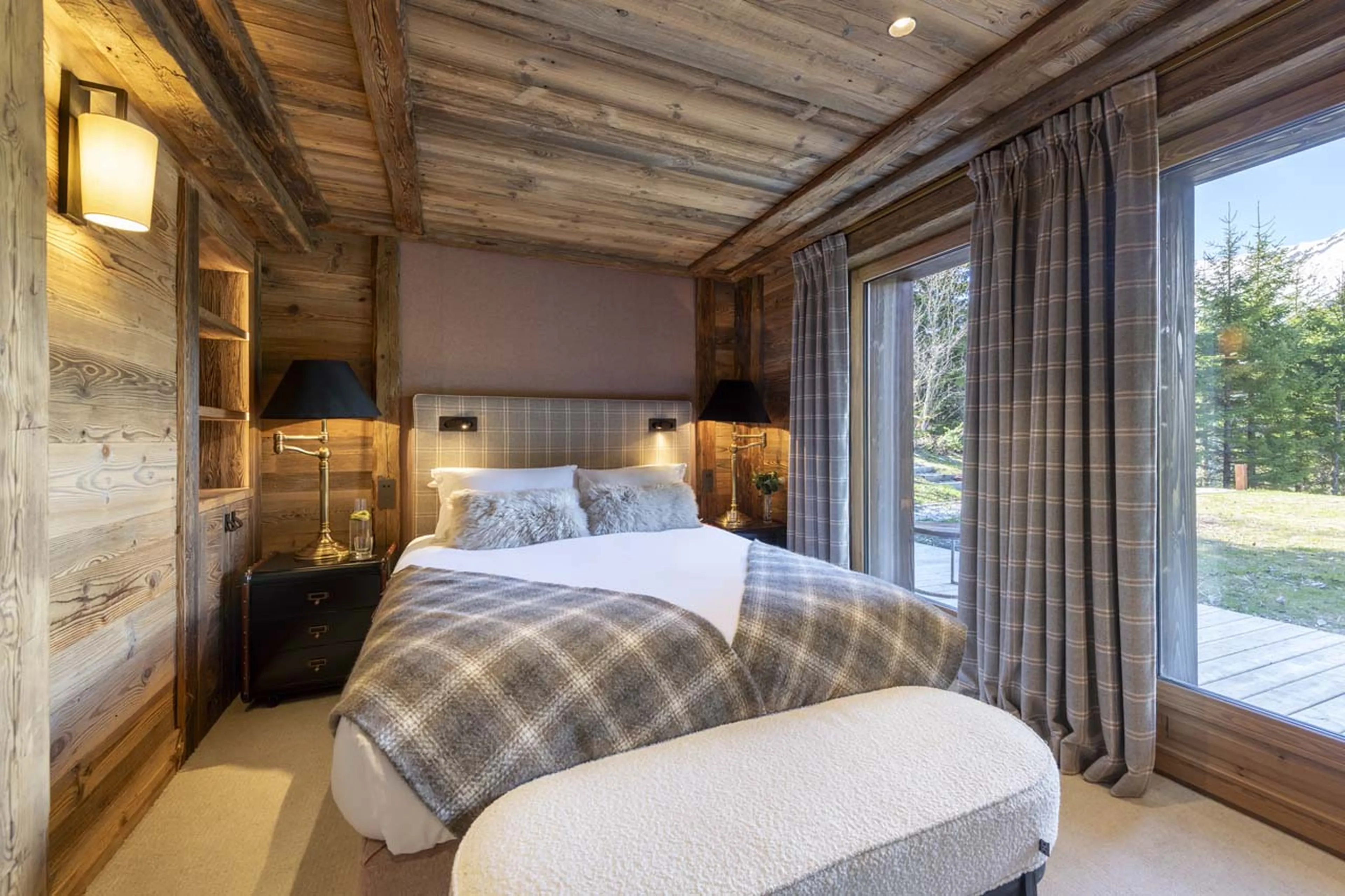 Double bedroom with terrace access in Chalet La Taniere, Meribel