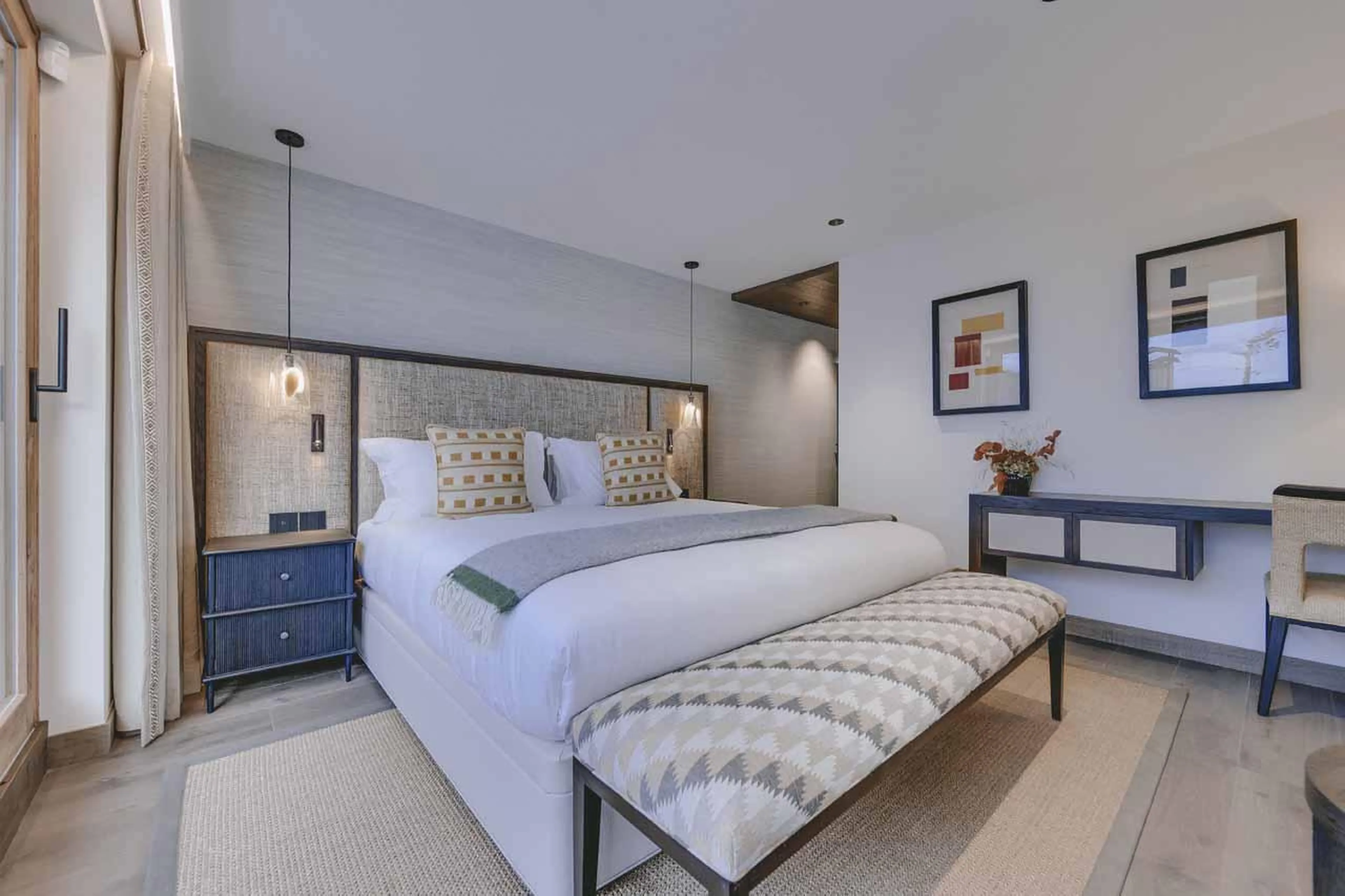 Double bedroom with desk at Chalet La Tene, Val d'Isere