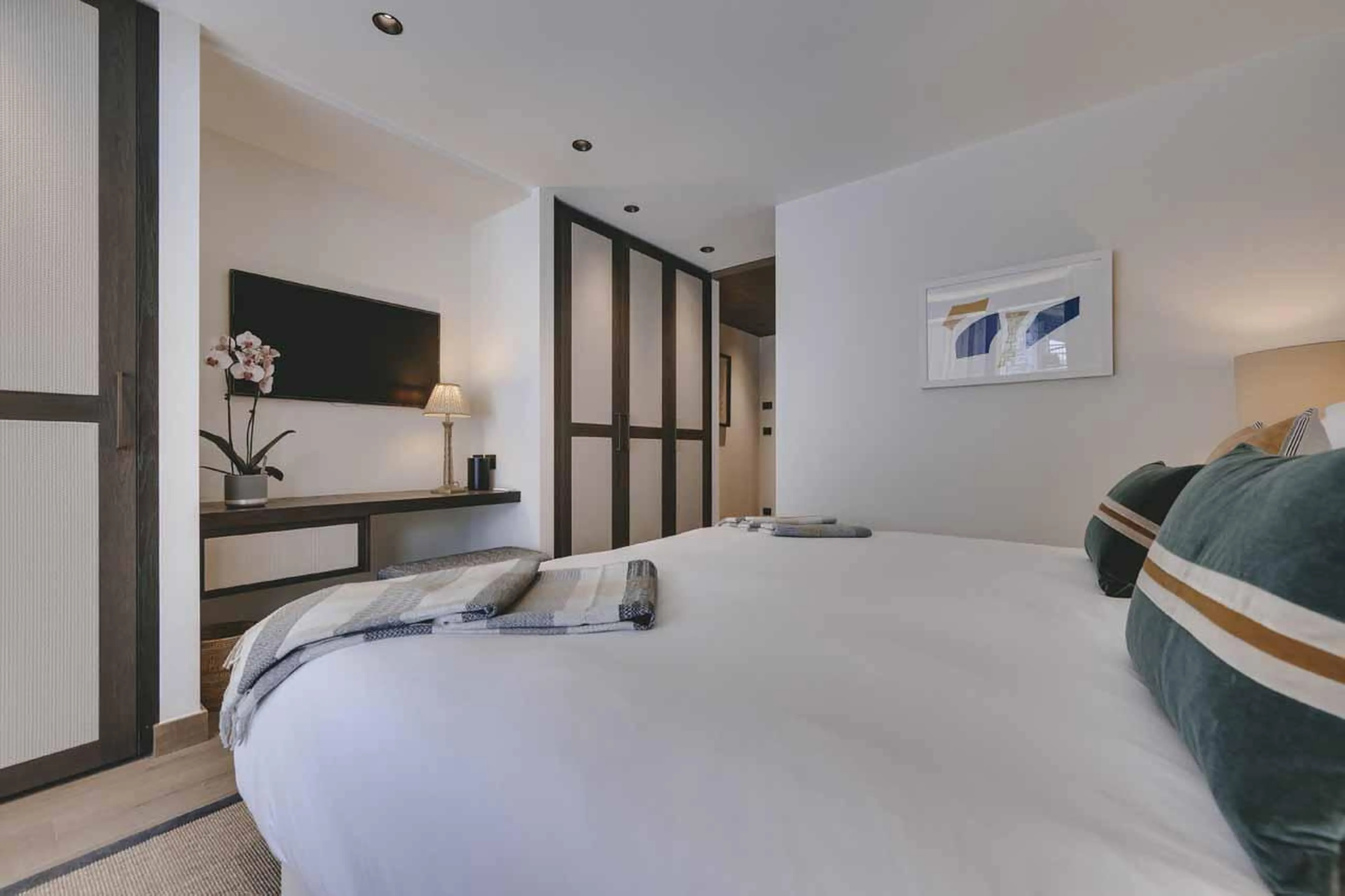 Double bedroom with TV at Chalet La Tene, Val d'Isere