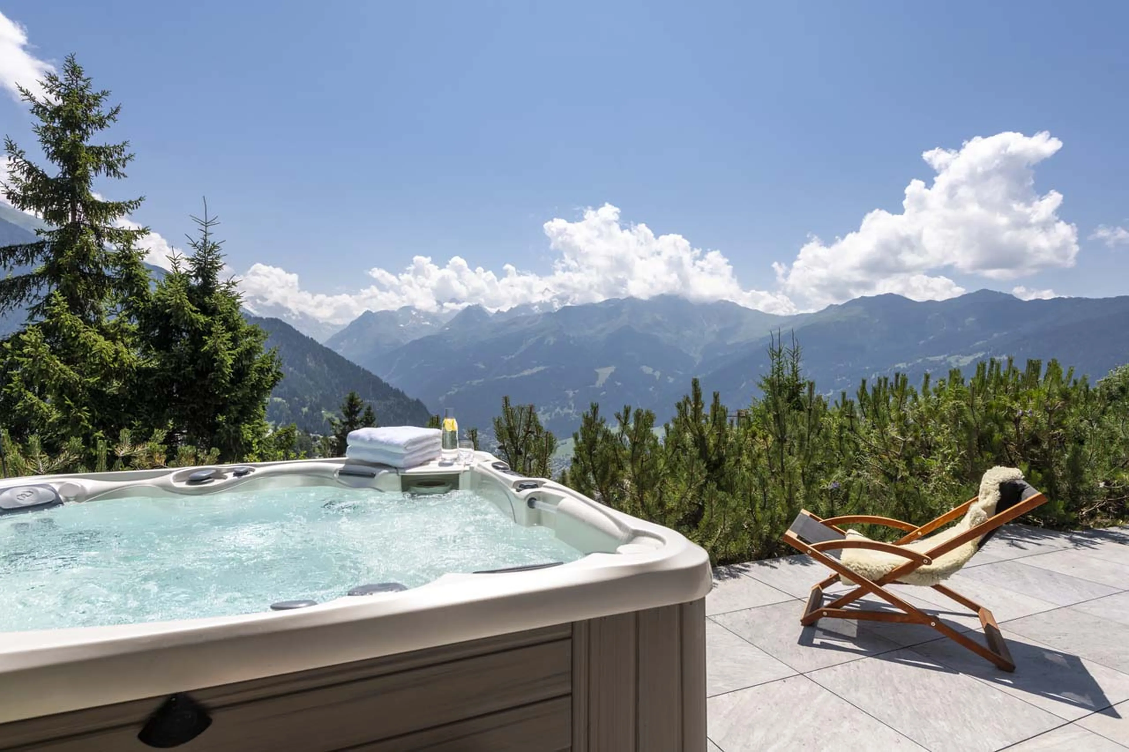 Outdoor hot tub in Chalet Le Vigne in Verbier