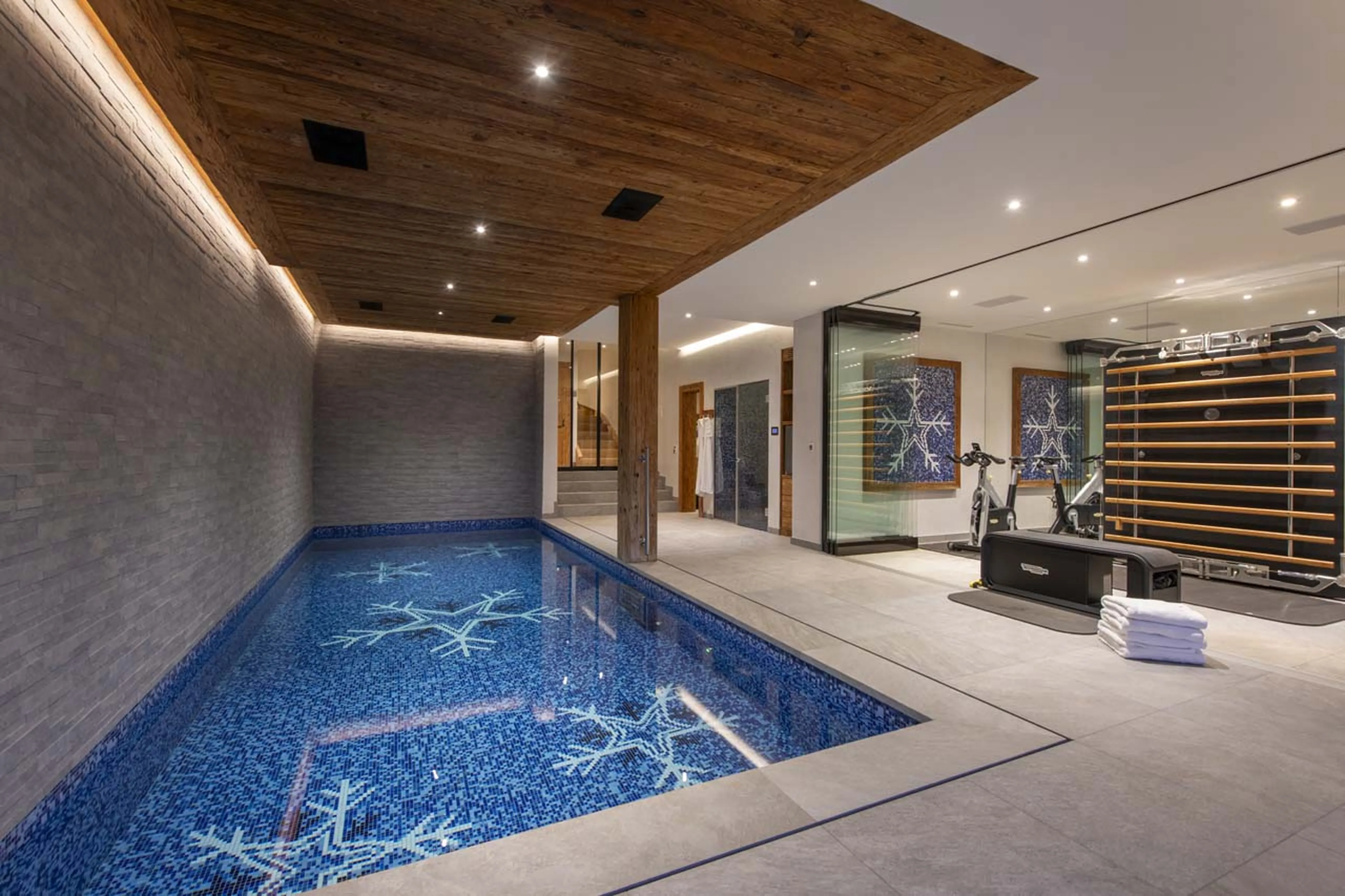 Indoor pool with shower in Chalet Le Vigne in Verbier