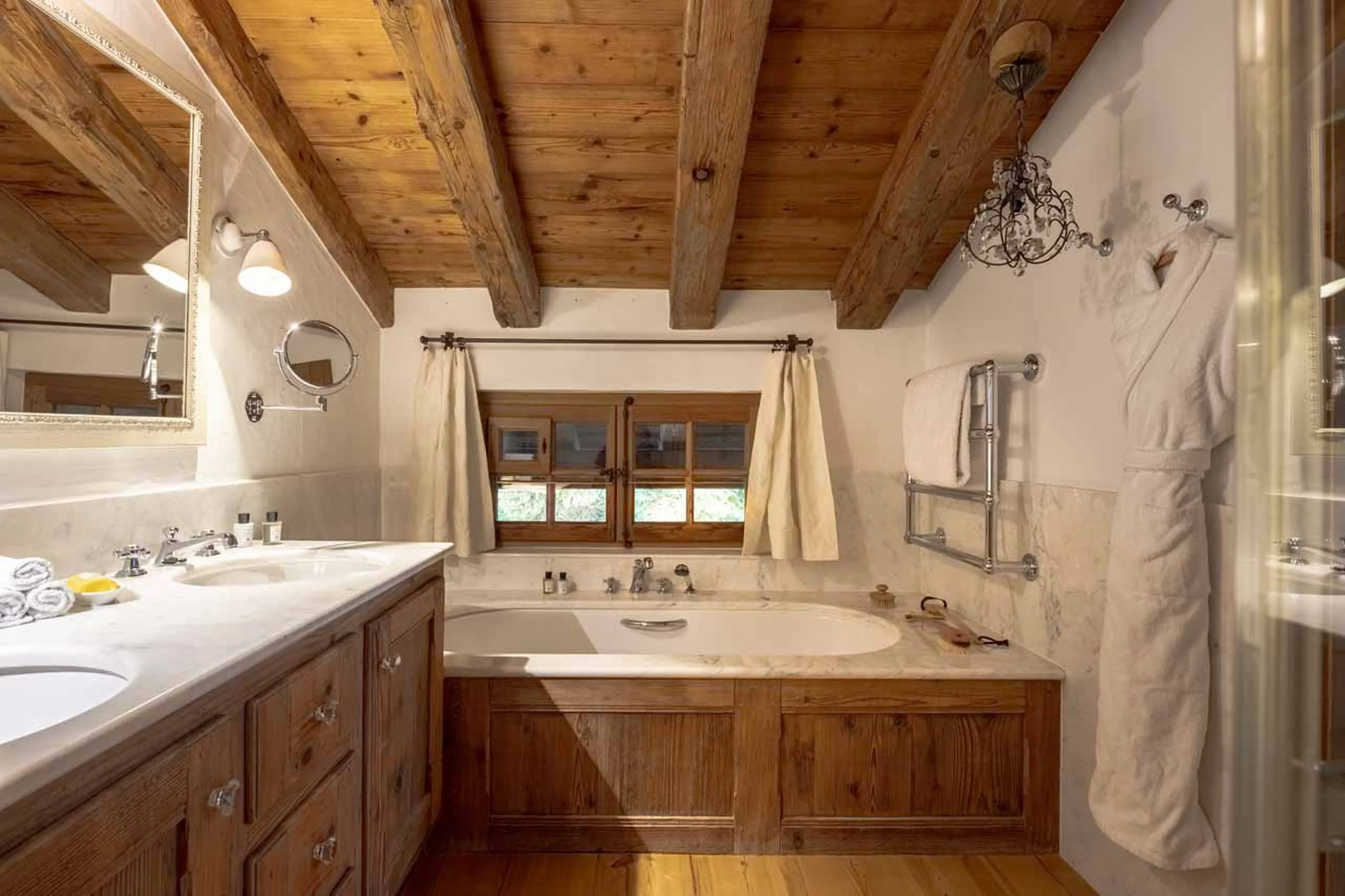 Bedroom 1 en-suite bathroom at Chalet Lalapanzi in Verbier