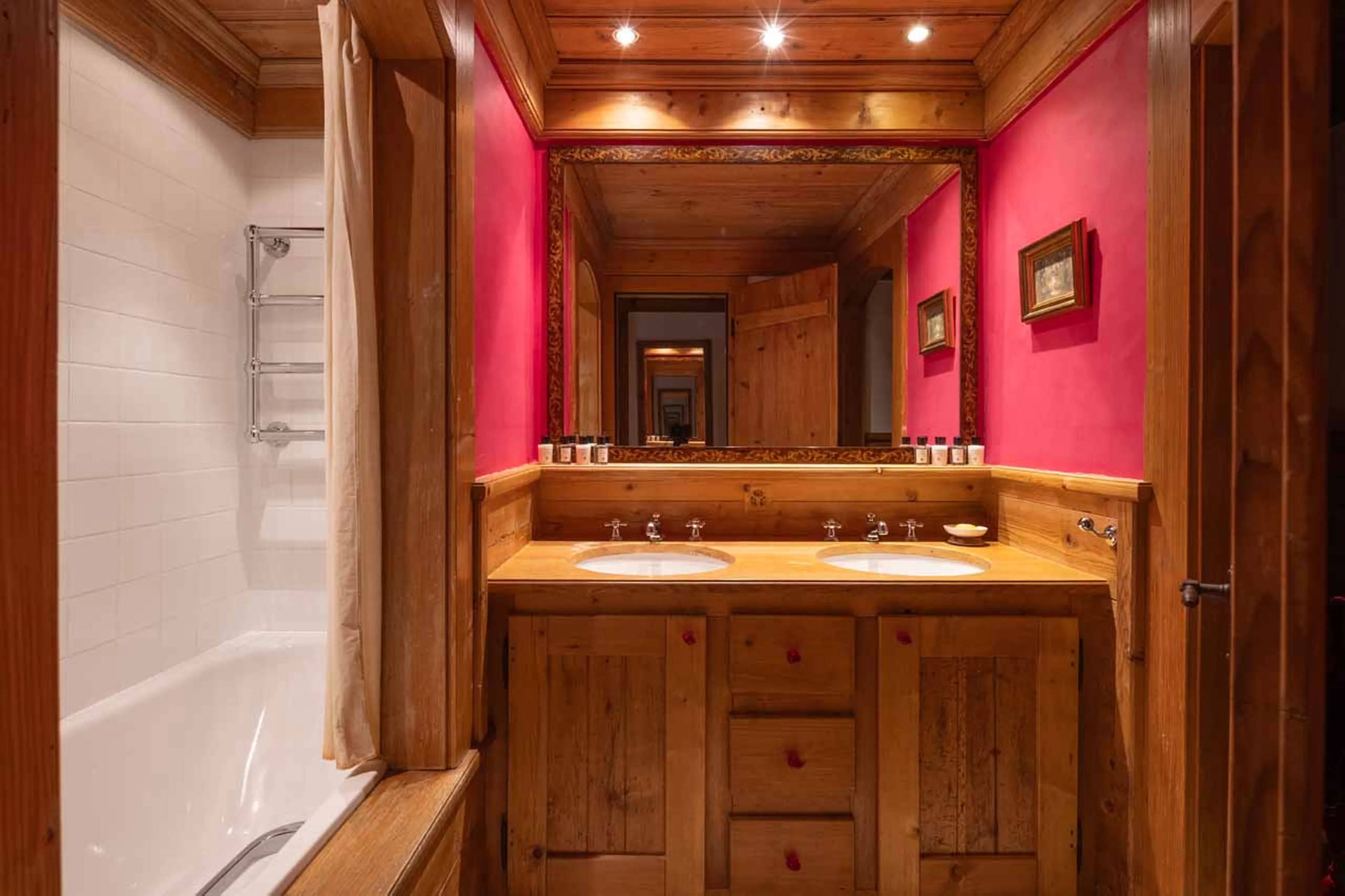 Bedroom 6 en-suite at Chalet Lalapanzi in Verbier