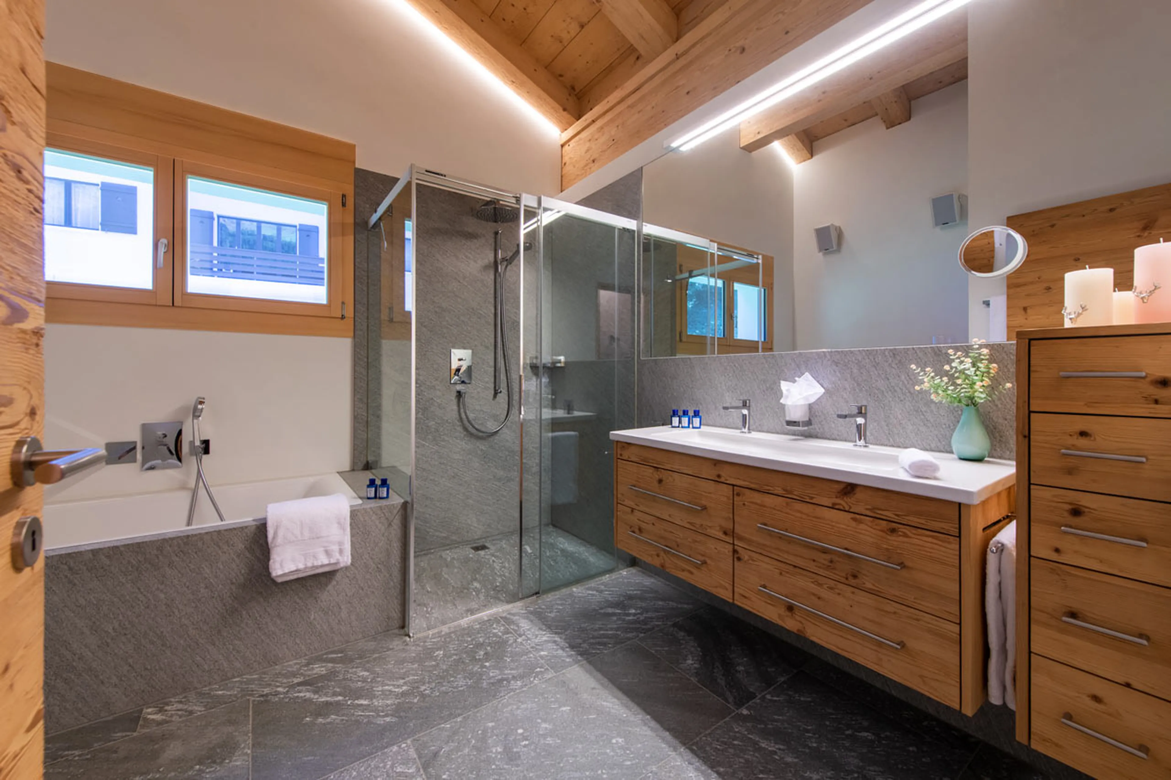 Shared bathroom at Chalet Larch in Davos