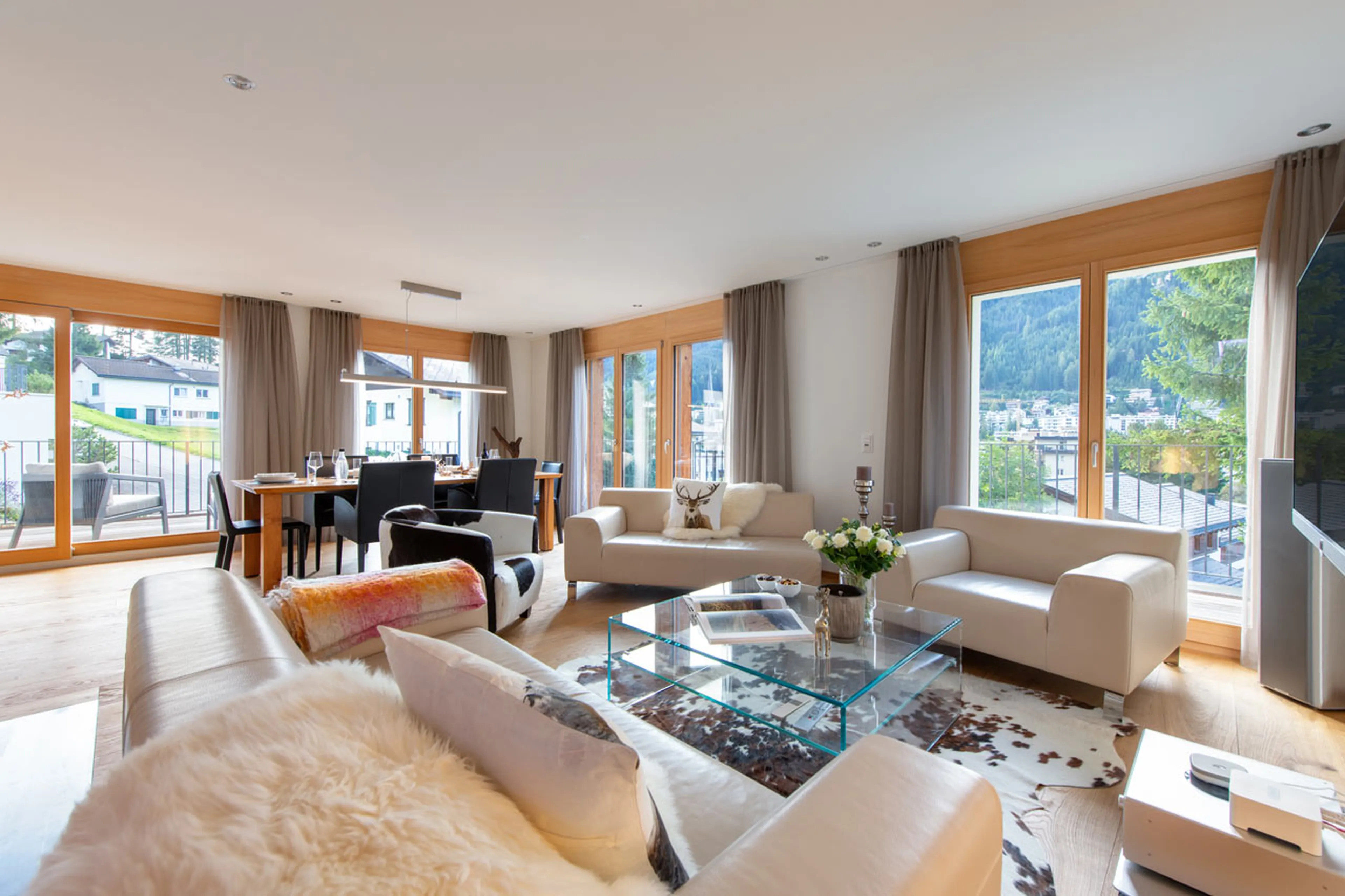 Living & dining area at Chalet Larch in Davos