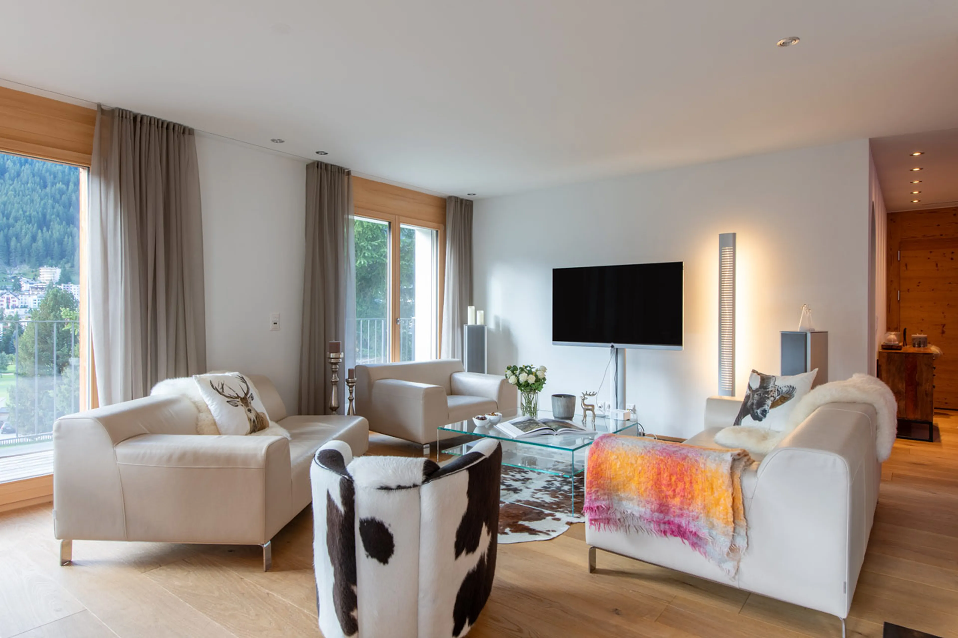 TV in living area at Chalet Larch in Davos