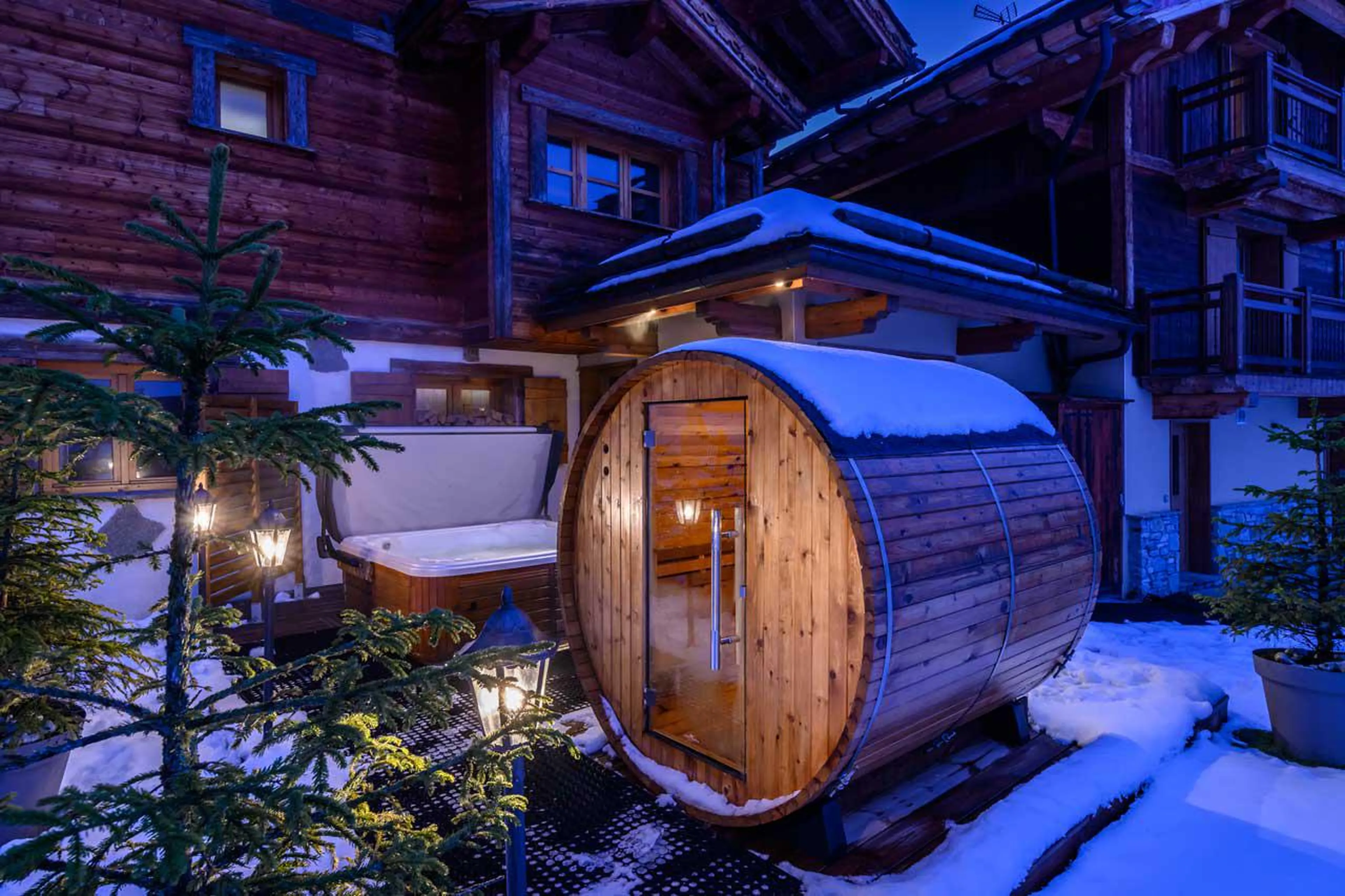 Barrel sauna on terrace of Chalet Le 1992 in Courchevel Le Praz