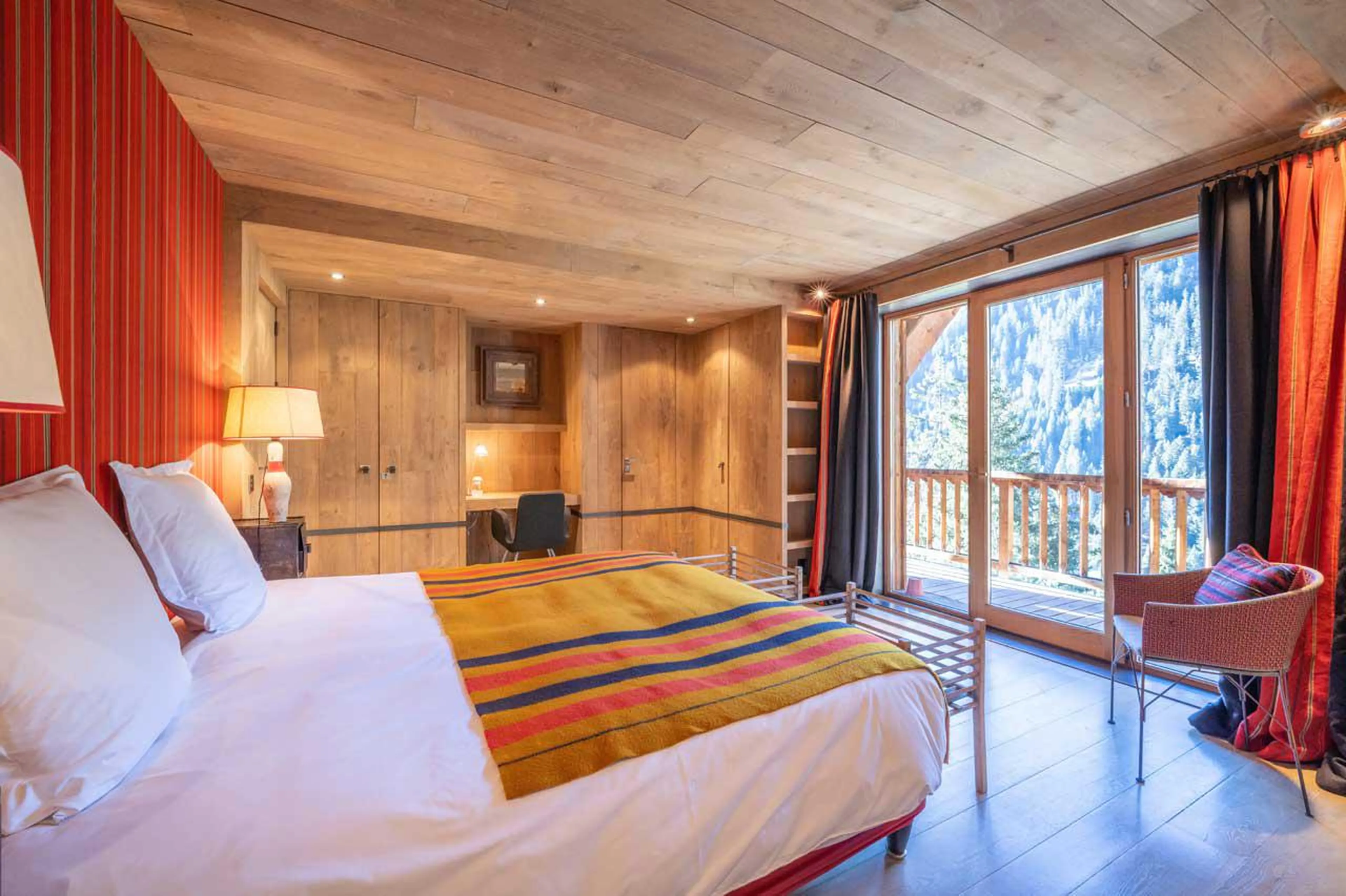 Double bedroom with desk and en-suite bathroom at Le Grand Cerf in Meribel