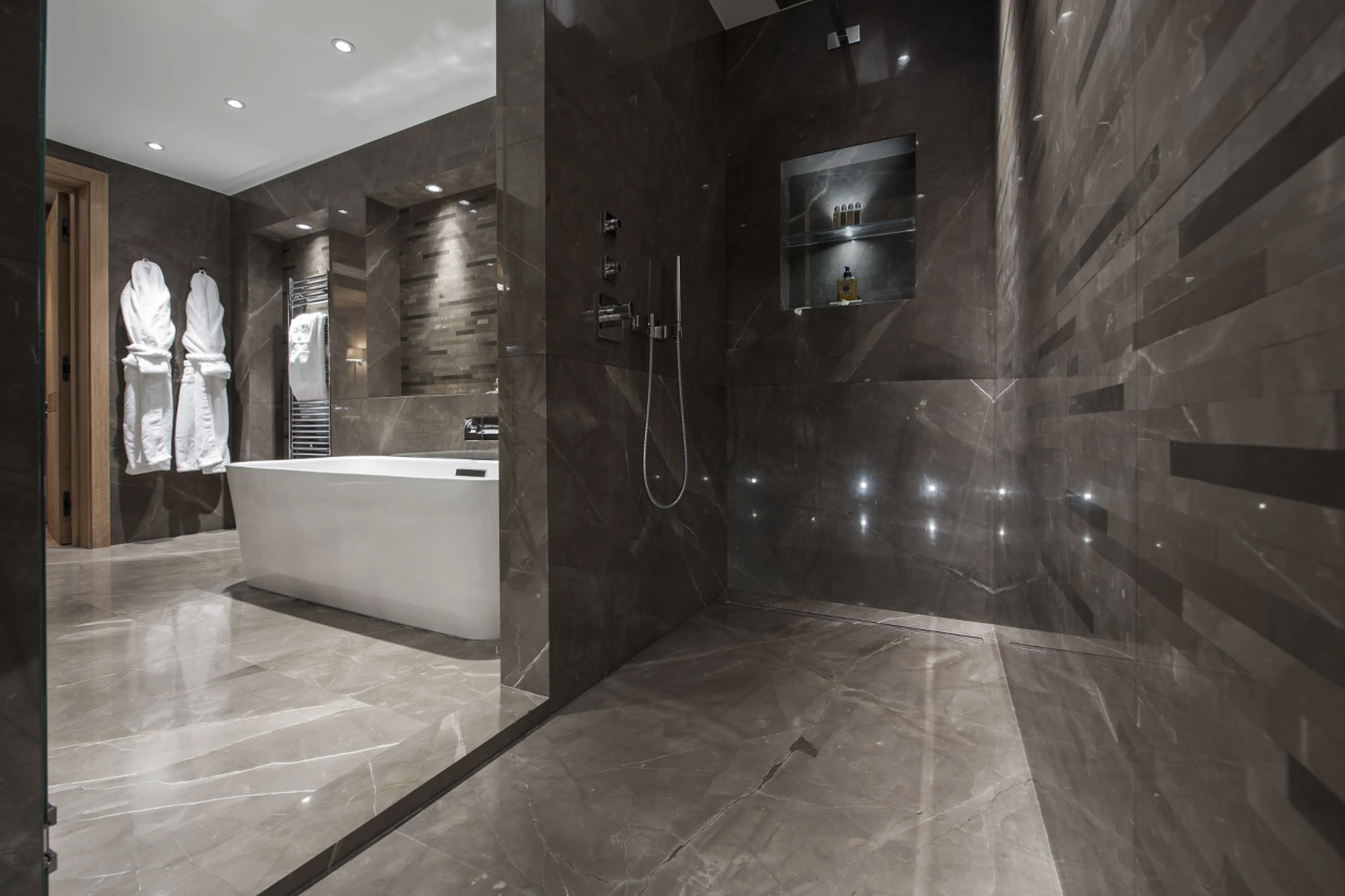 En-suite master bathroom in Chalet Le Grenier in Meribel
