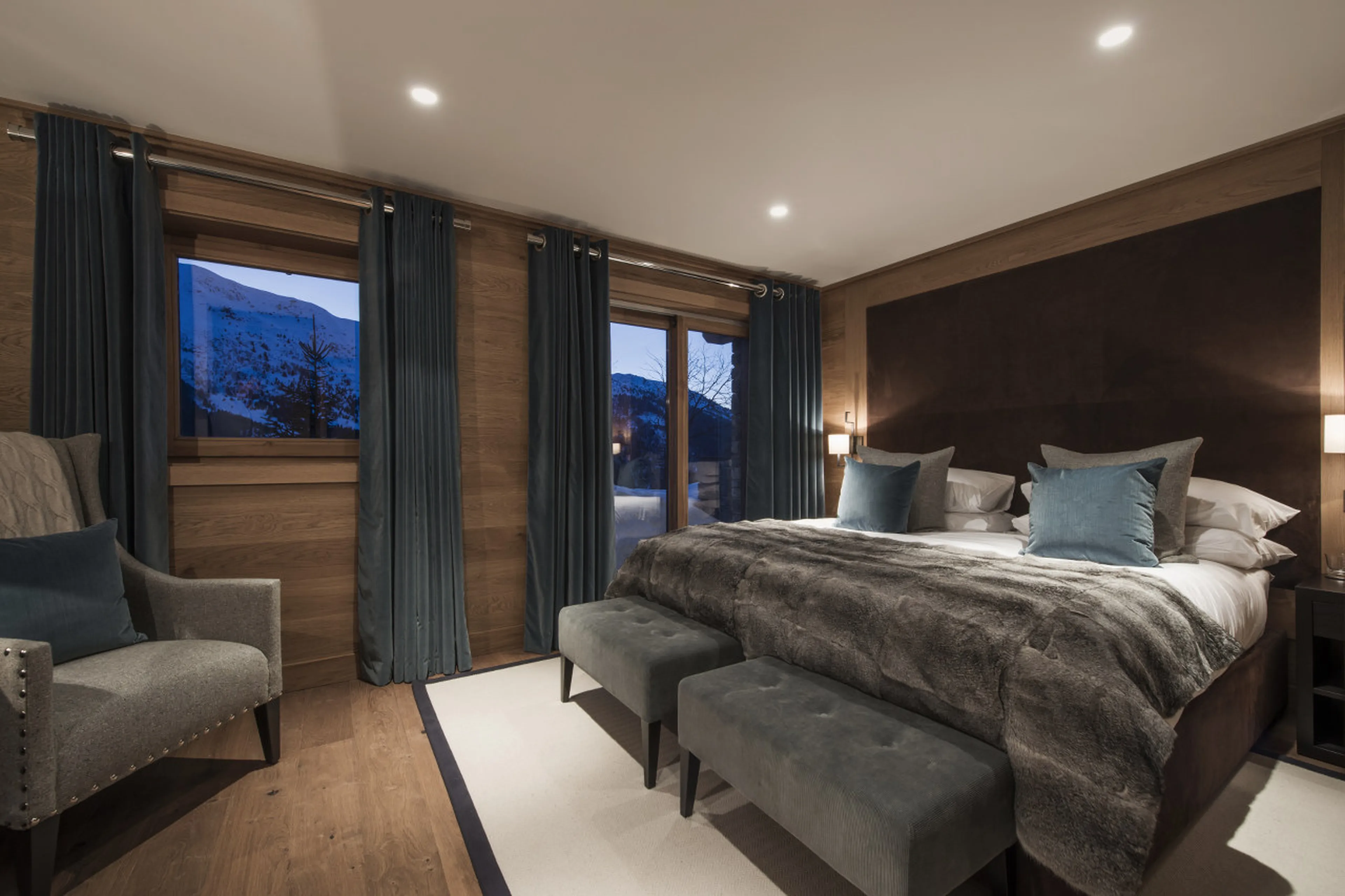 Double/twin beds in en-suite bathroom with terrace access in Chalet Le Grenier in Meribel