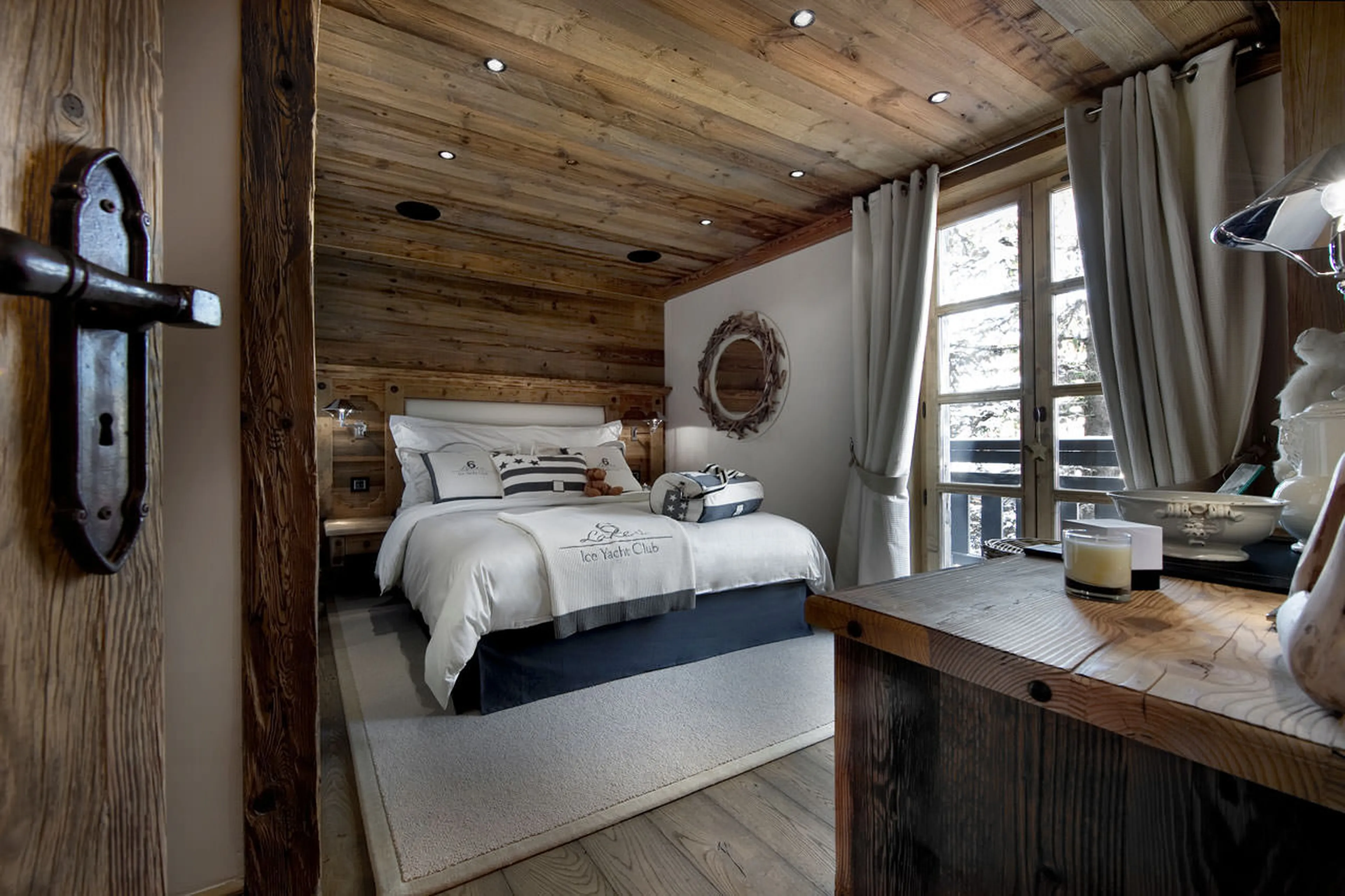 Bedroom with king size bed in Chalet Le Petit Chateau in Courchevel 1850
