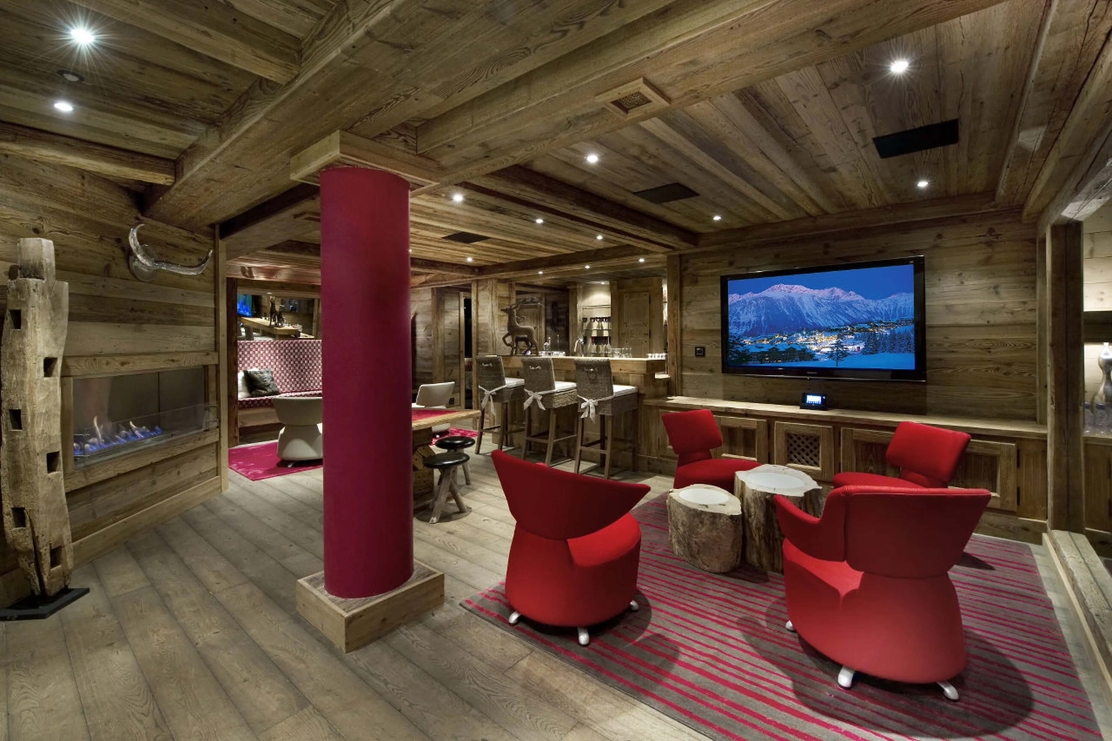 Bar lounge with seating for 18 in Chalet Le Petit Chateau in Courchevel 1850
