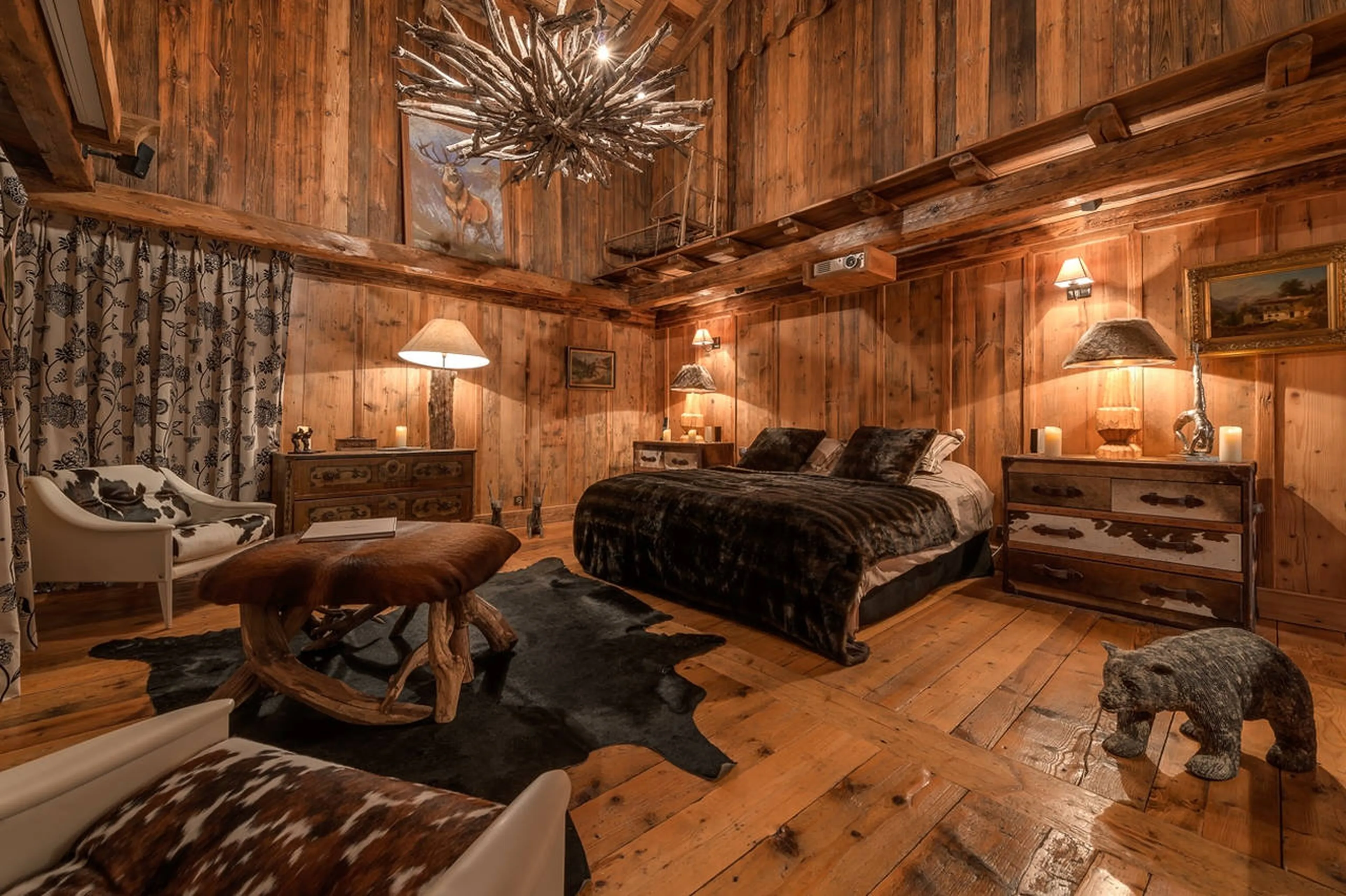 Master bedroom with seating area in Chalet Le Rocher in Val d’Isere
