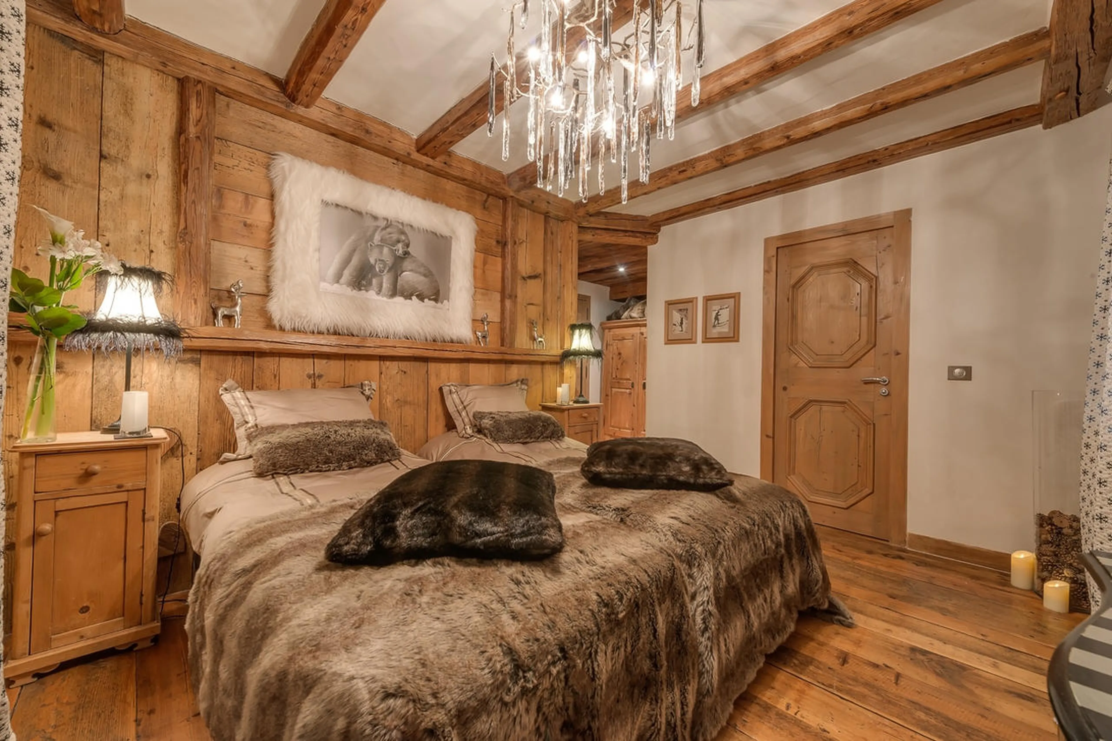 Double/twin en-suite bedroom with balcony access in Chalet Le Rocher in Val d’Isere