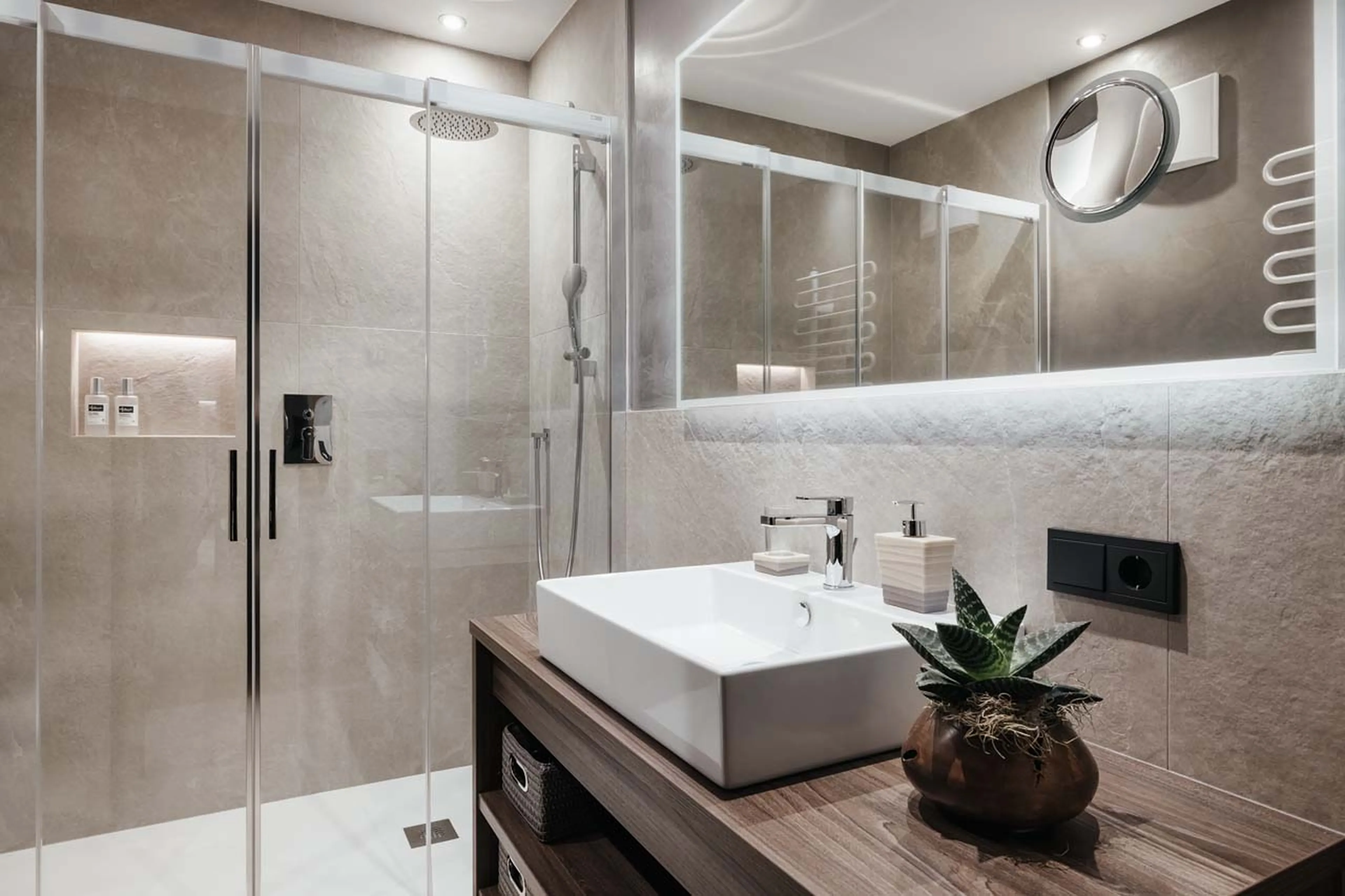 En-suite shower room in Chalet Lefiro, Val Gardena