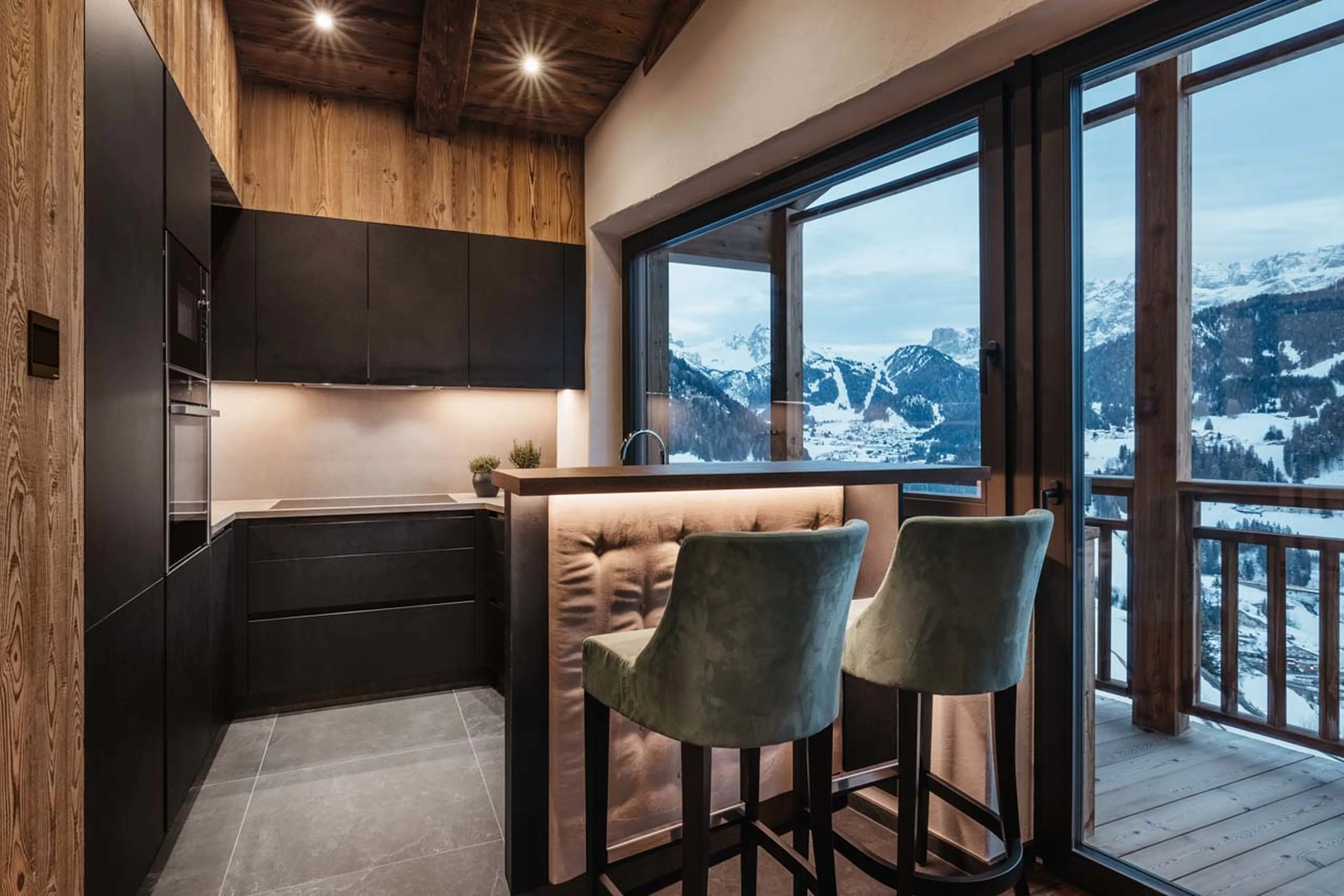 Kitchen with high seating at breakfast bar in Chalet Lefiro, Val Gardena