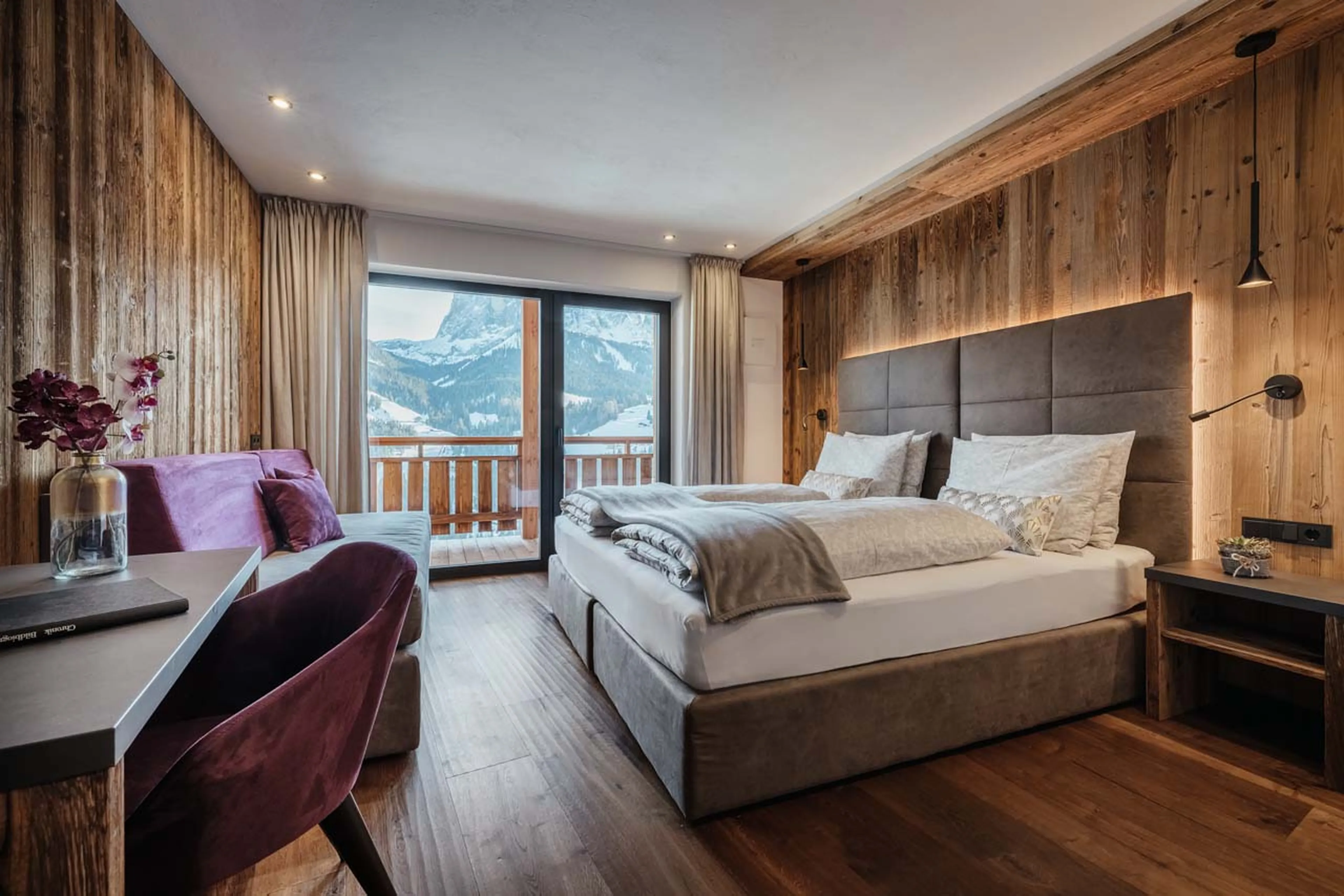 Double bedroom with desk and balcony access in Chalet Lefiro, Val Gardena