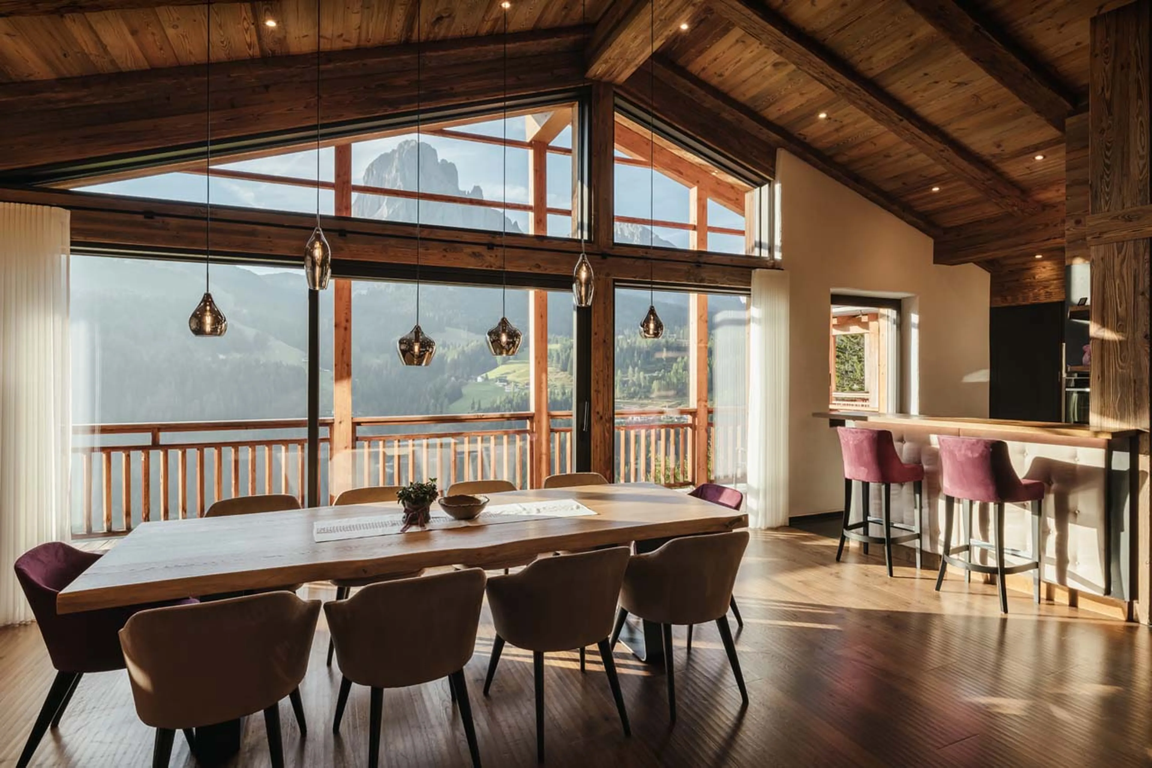 Dining table and kitchen in Chalet Lefiro, Val Gardena